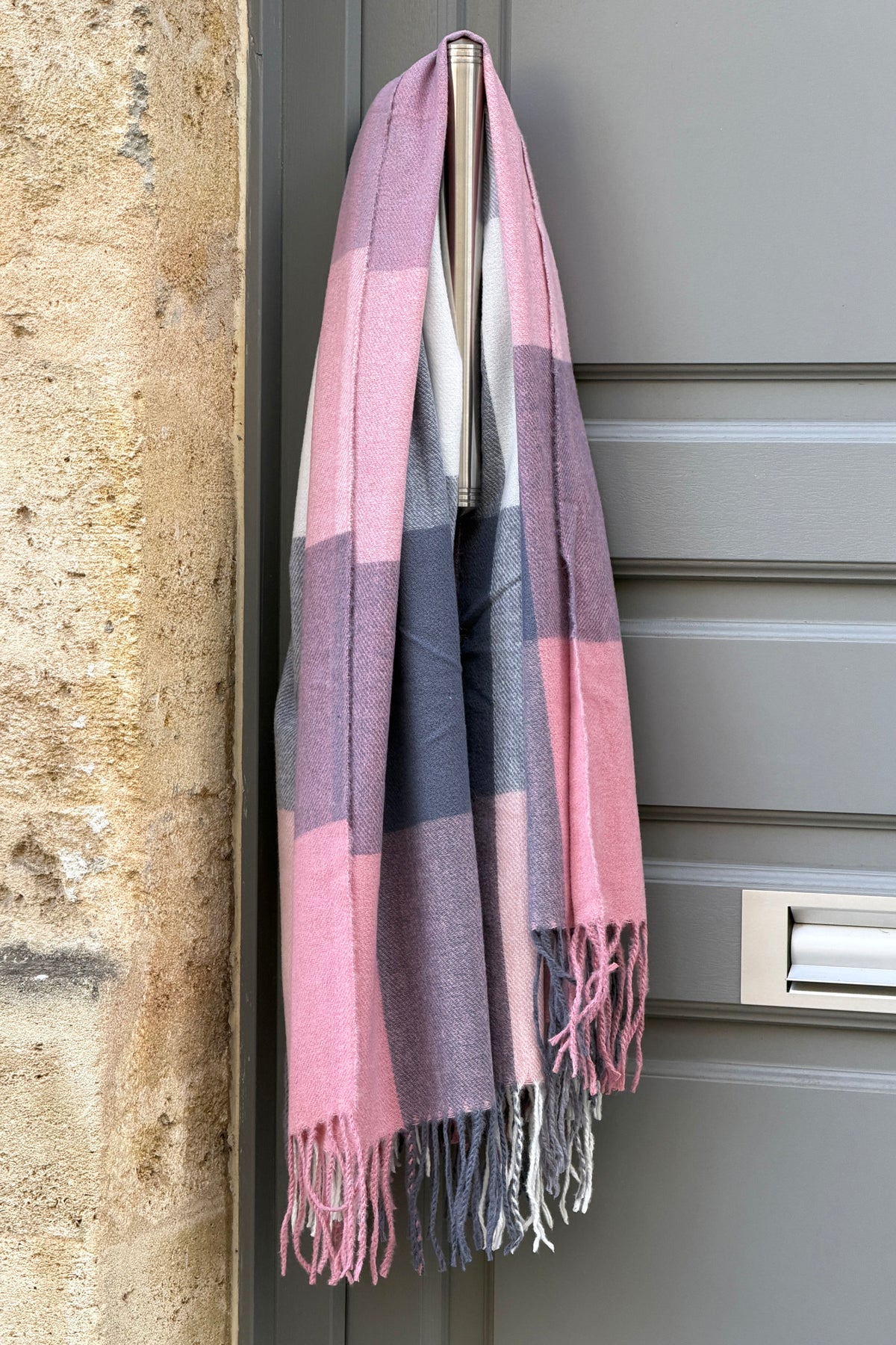 Echarpe douce carrée à carreaux rose et bleu avec franges