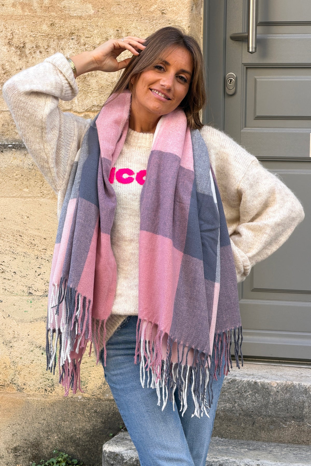 Echarpe douce carrée à carreaux rose et bleu avec franges