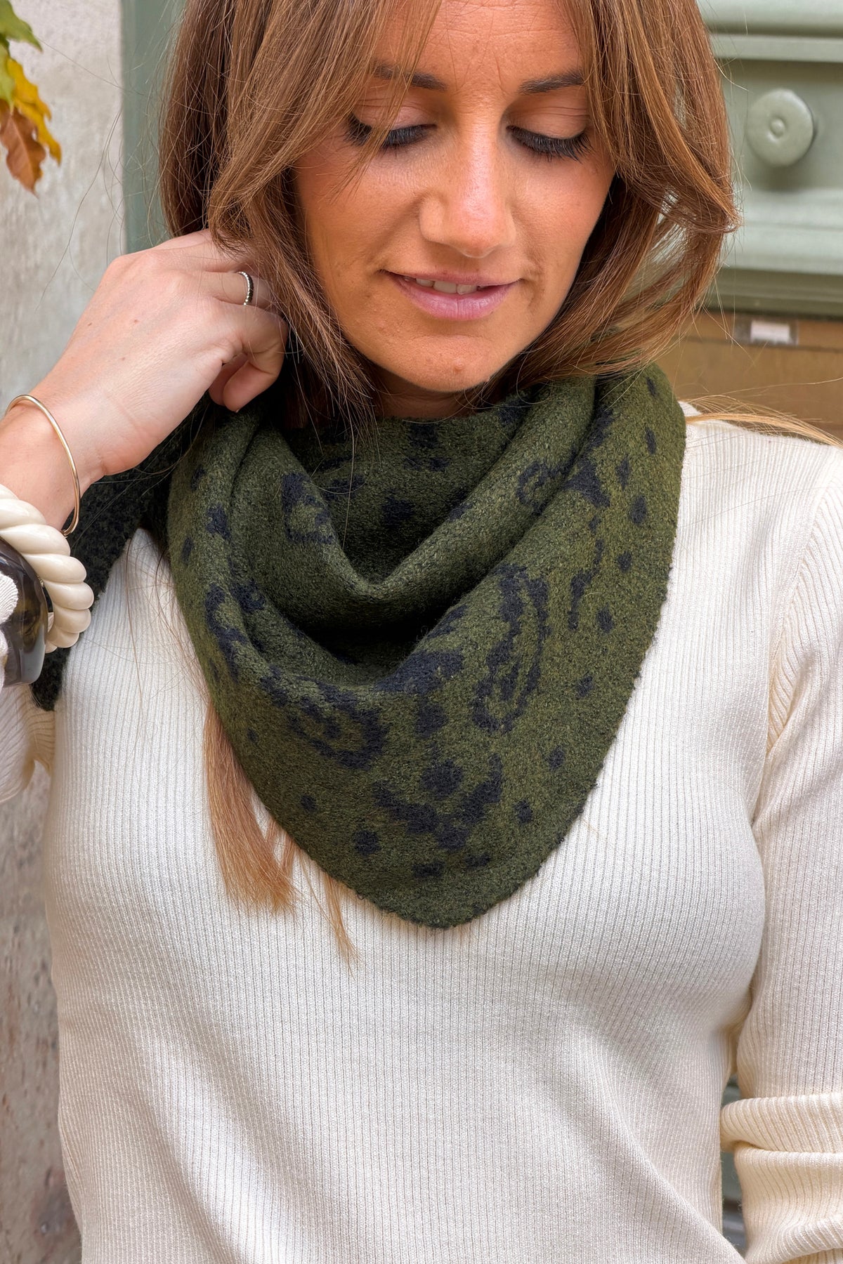 Echarpe foulard en maille kaki motif bandana