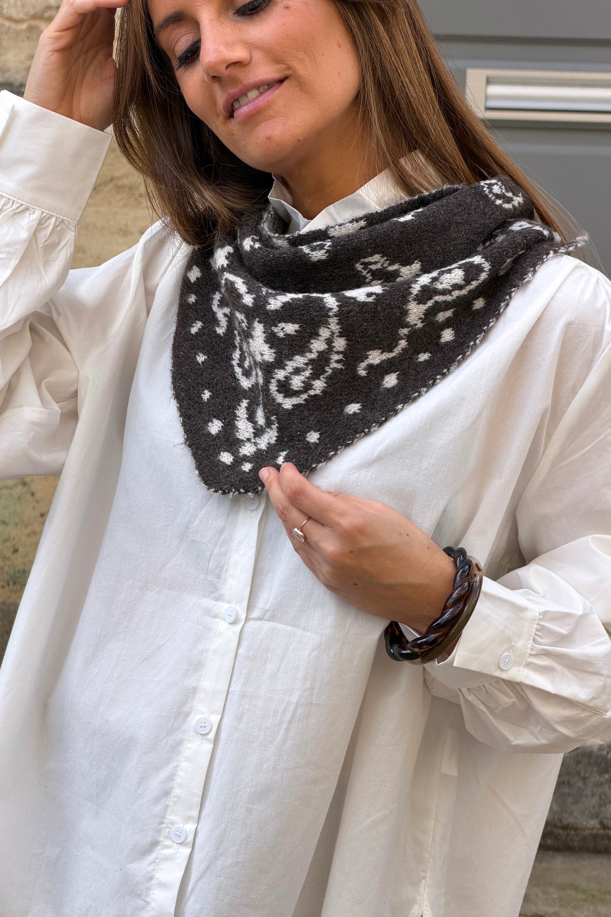 Echarpe foulard en maille marron motif bandana