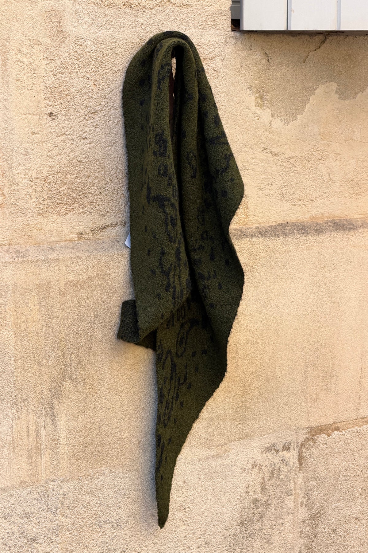 Echarpe foulard en maille kaki motif bandana