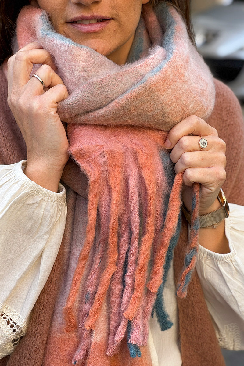 Écharpe toute douce à carreaux pastel vieux rose et bleu avec franges
