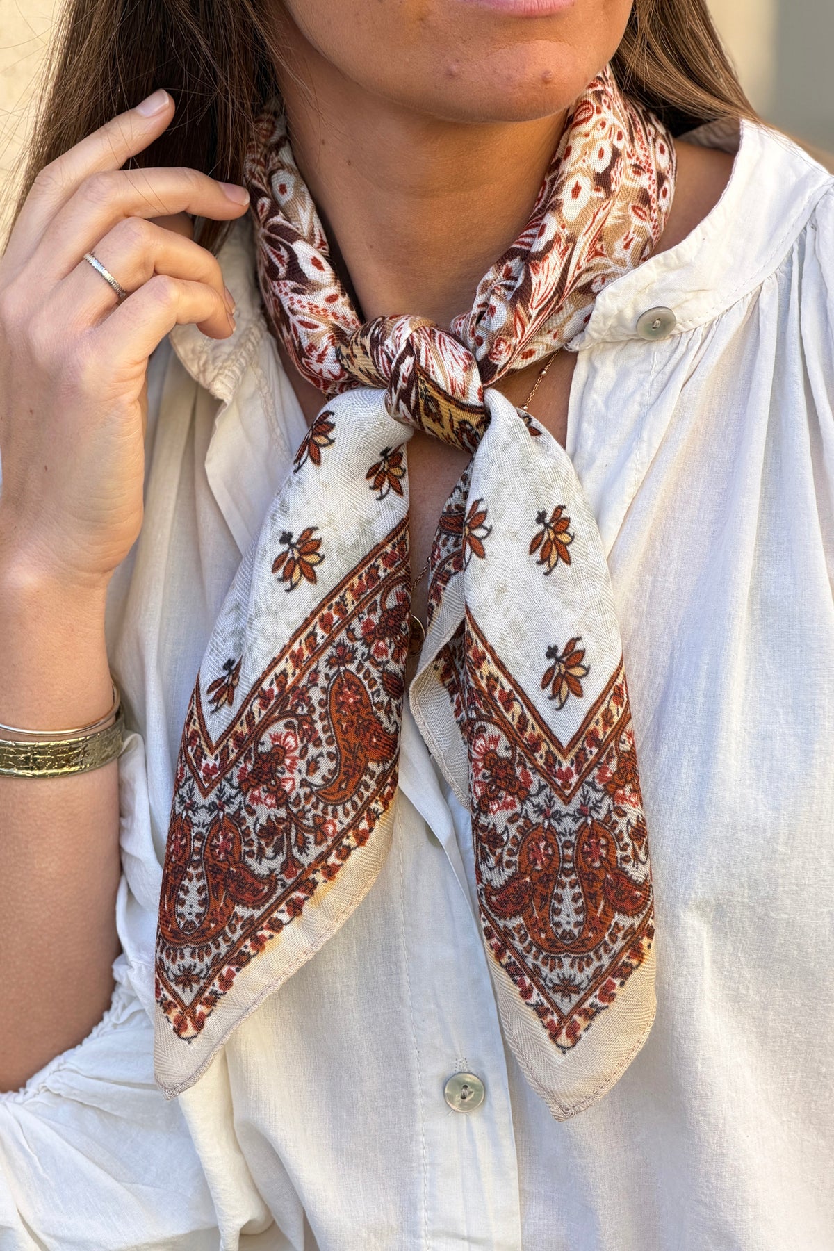 Foulard carré beige motif paisley et rosace camel et noir