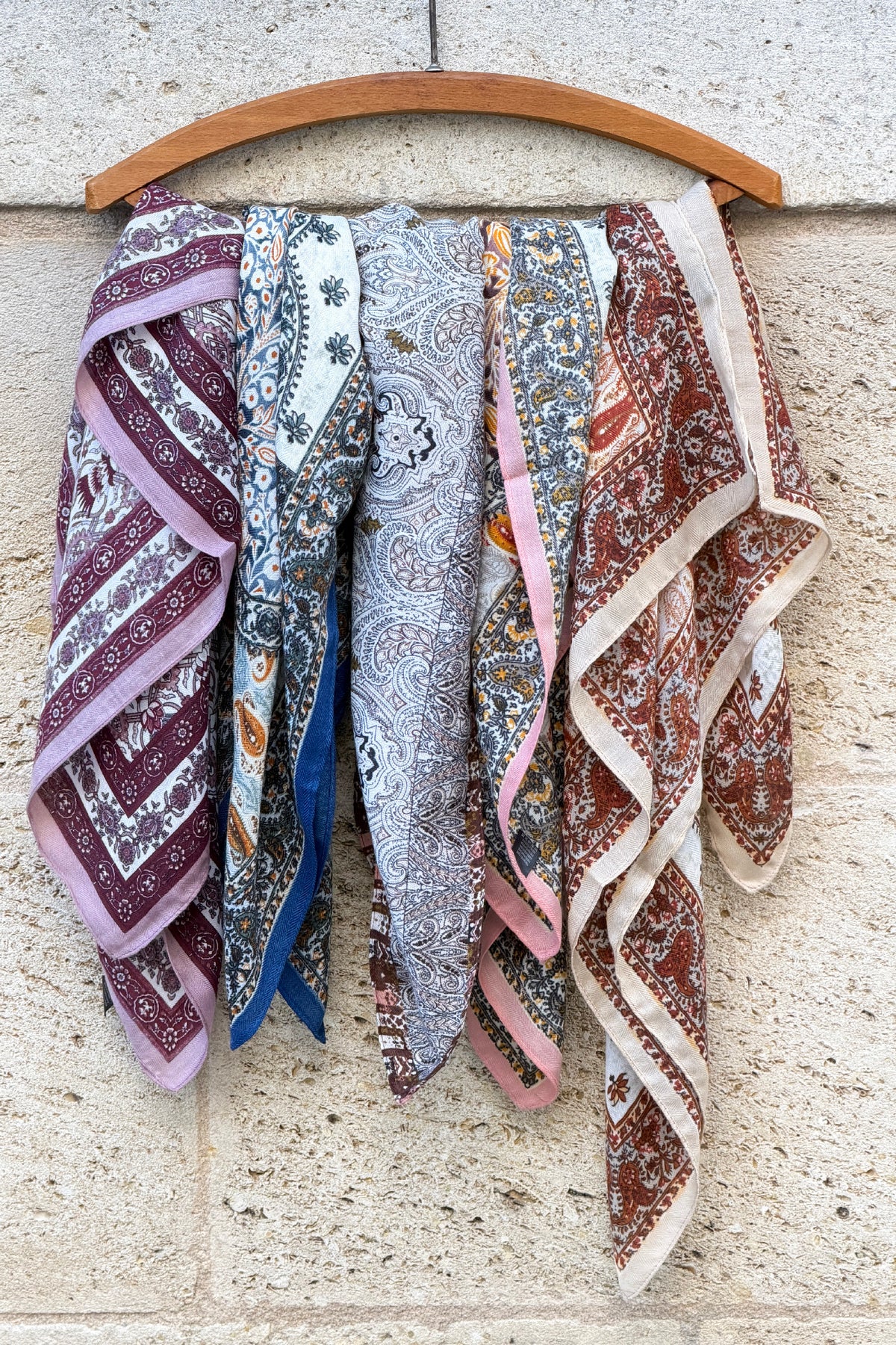 Foulard carré beige motif paisley et rosace camel et noir