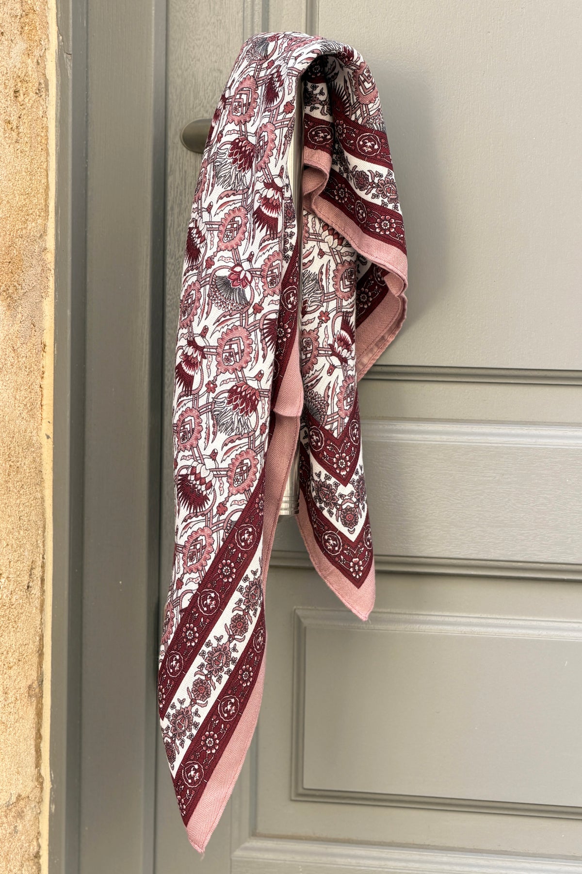 Foulard carré imprimé fleurs paisley aubergine