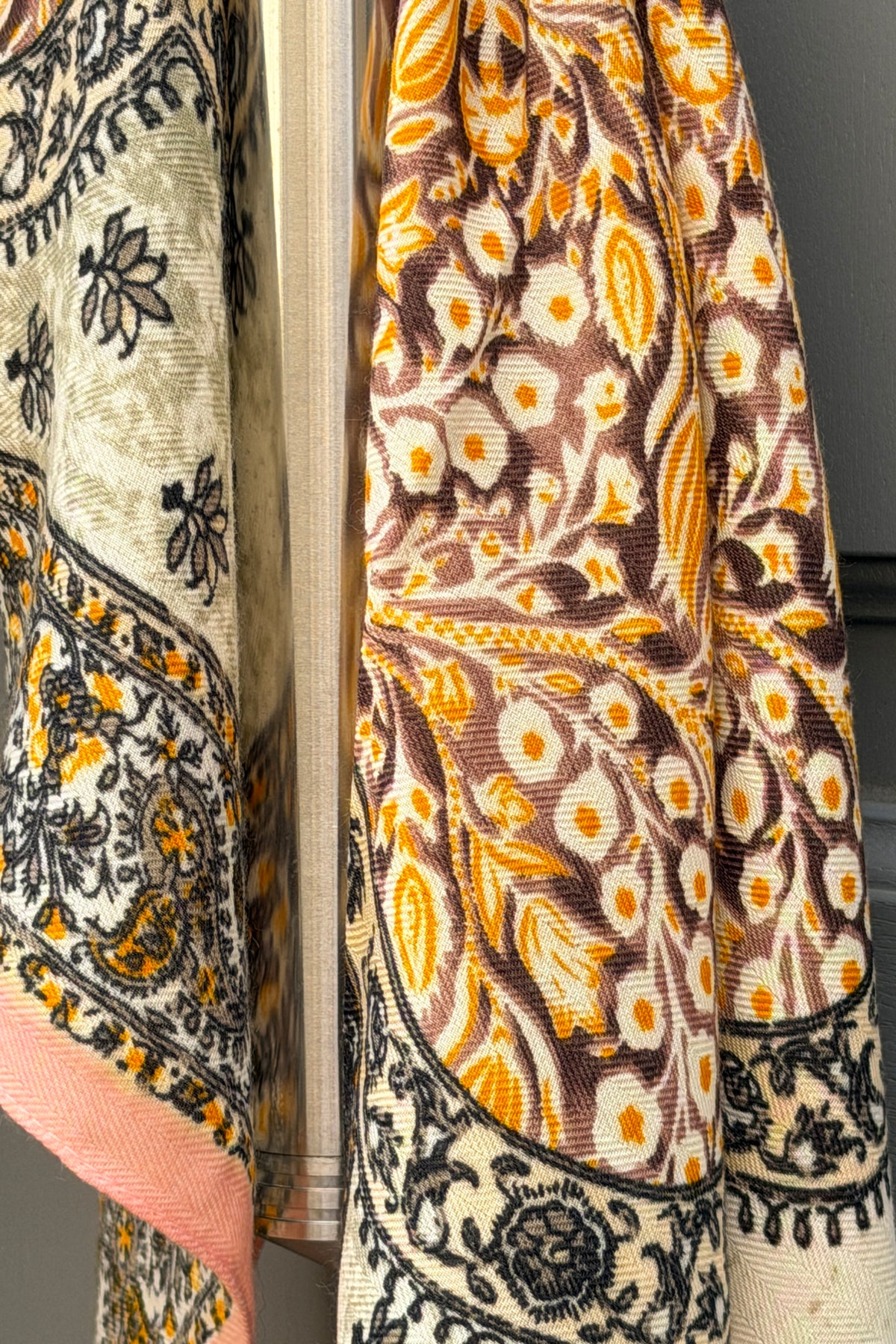 Foulard carré rose motif paisley et rosace jaune et bleu marine