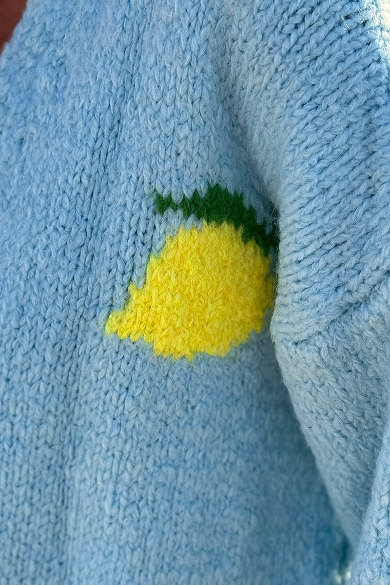 Gilet bleu ciel en grosse maille et gros boutons citron limoncello au dos