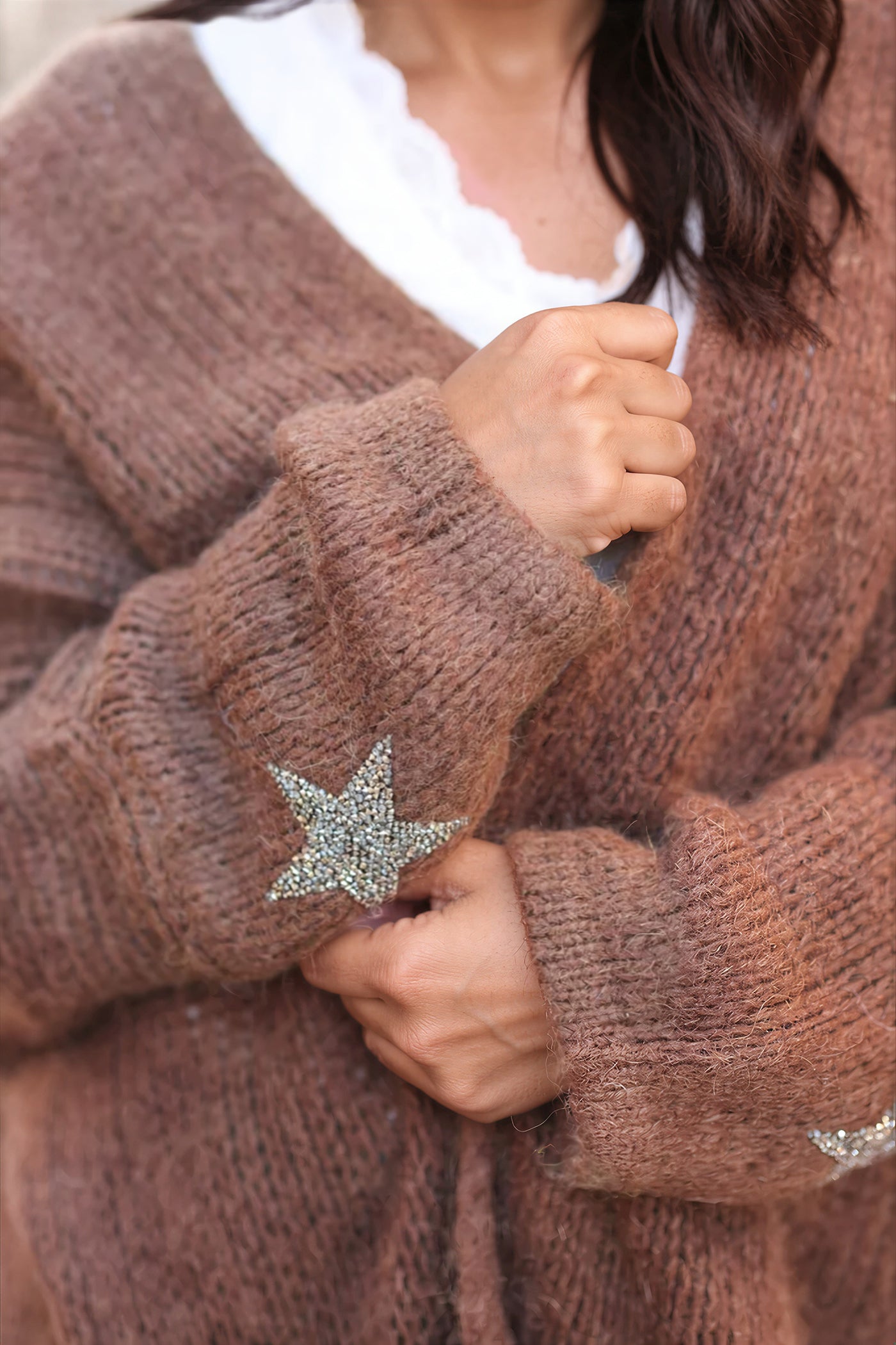 Gilet chocolat mi long grosses mailles étoile strass manches