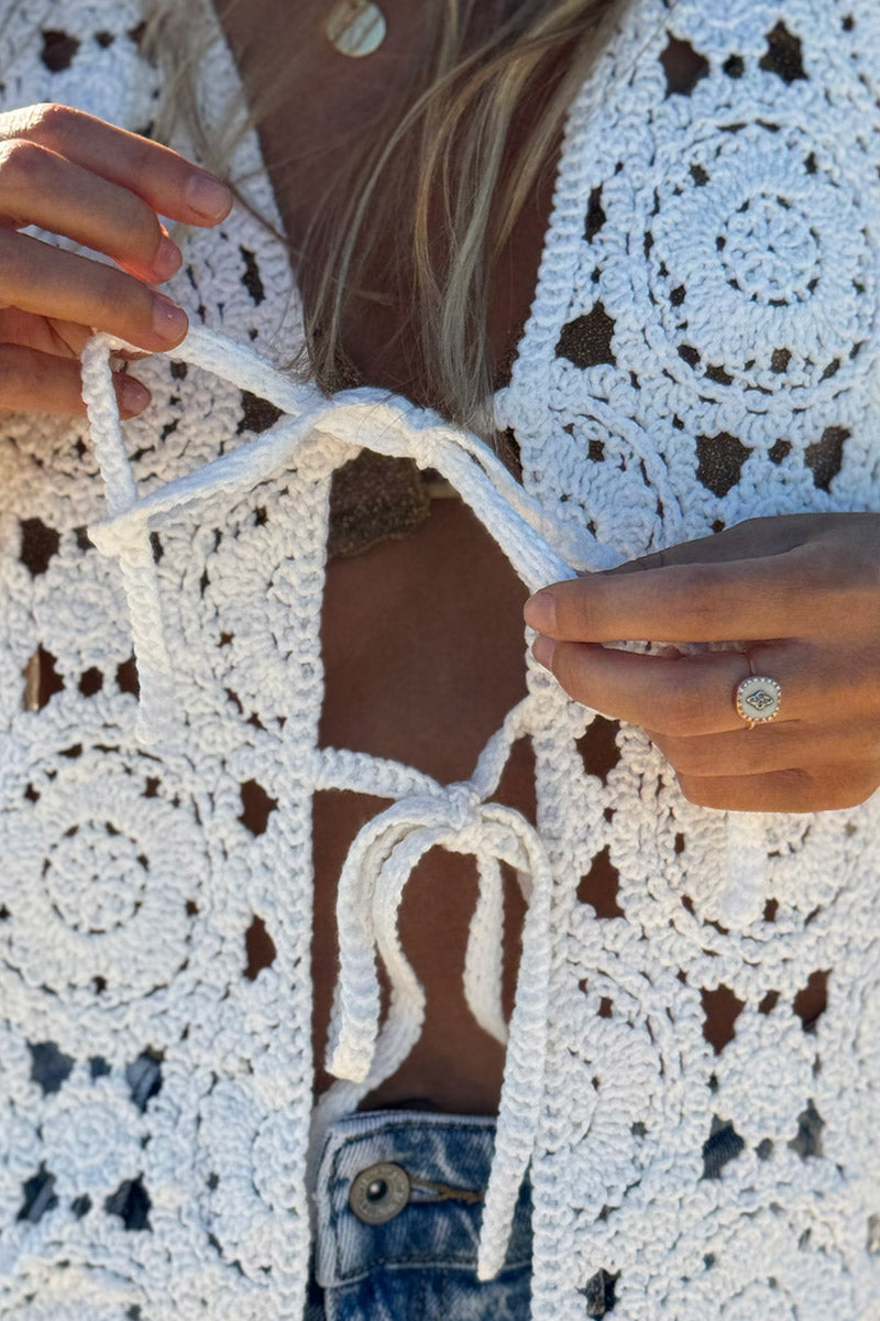 Gilet court sans manches blanc cassé en crochet fermeture petits liens