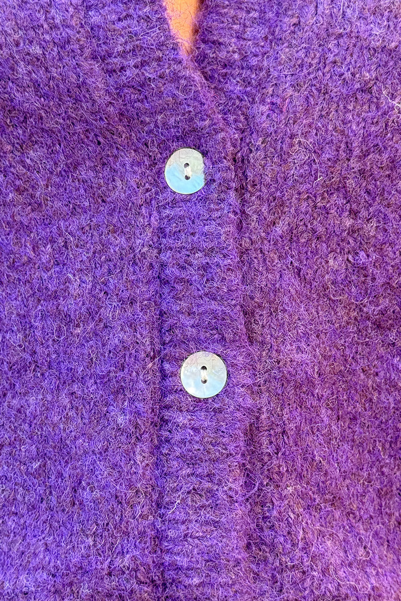 Gilet douillet aubergine chiné en maille col rond boutons nacrés