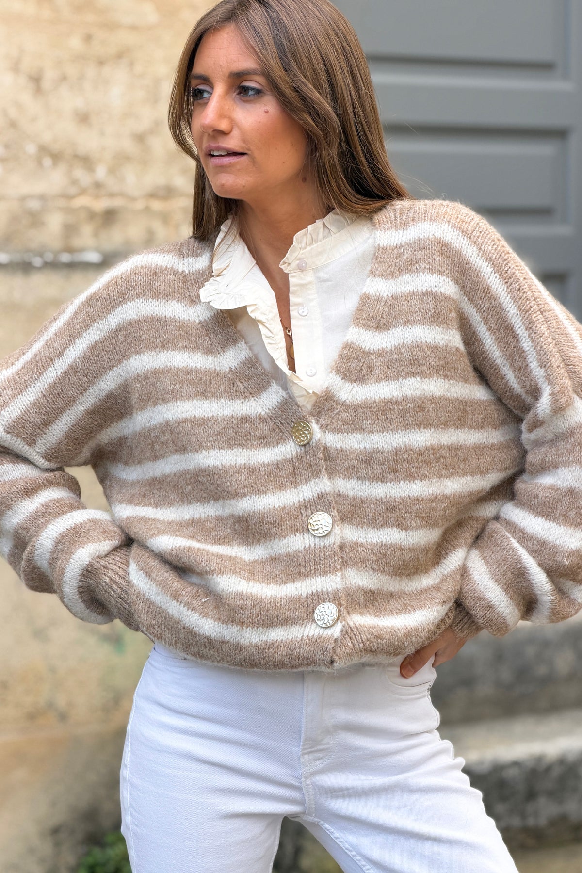 Gilet en grosse maille rayures camel clair et écru boutons dorés martelés