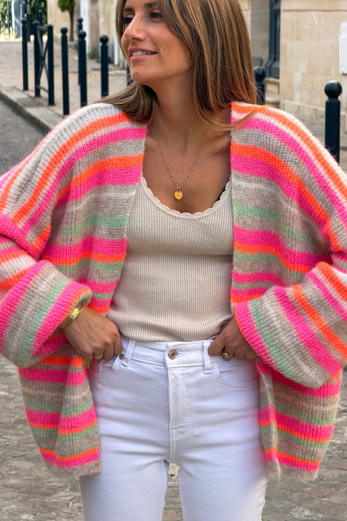 Gilet en maille beige et rayures rose et orange fluo manches bouffantes