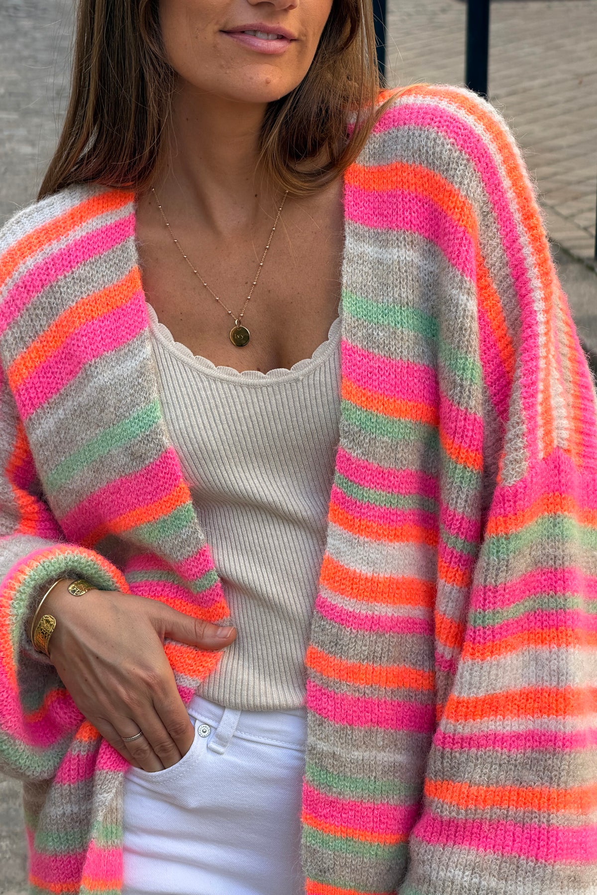 Gilet en maille beige et rayures rose et orange fluo manches bouffantes