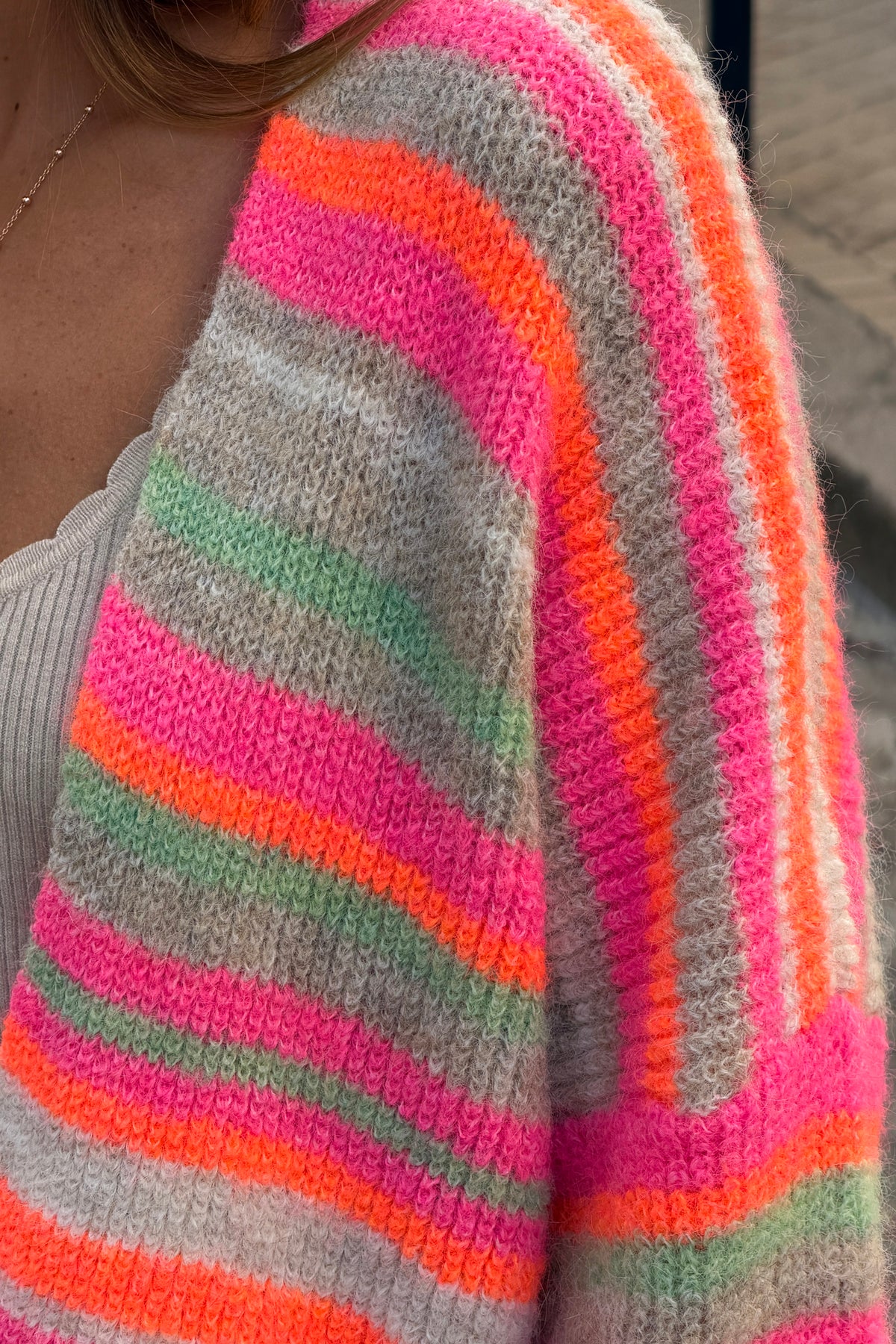 Gilet en maille beige et rayures rose et orange fluo manches bouffantes