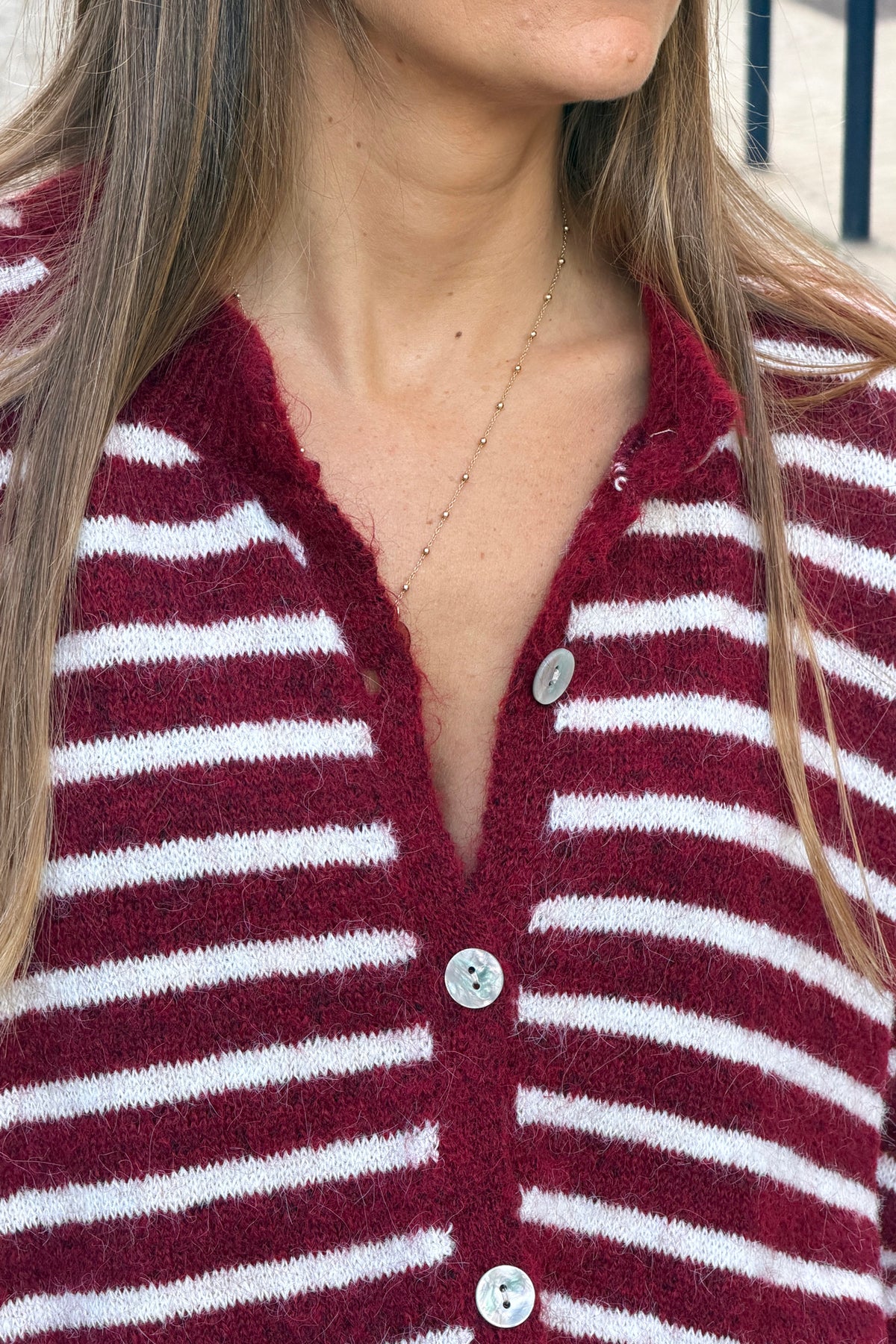 Gilet en maille bordeaux rayures style marinière petits boutons nacres col rond