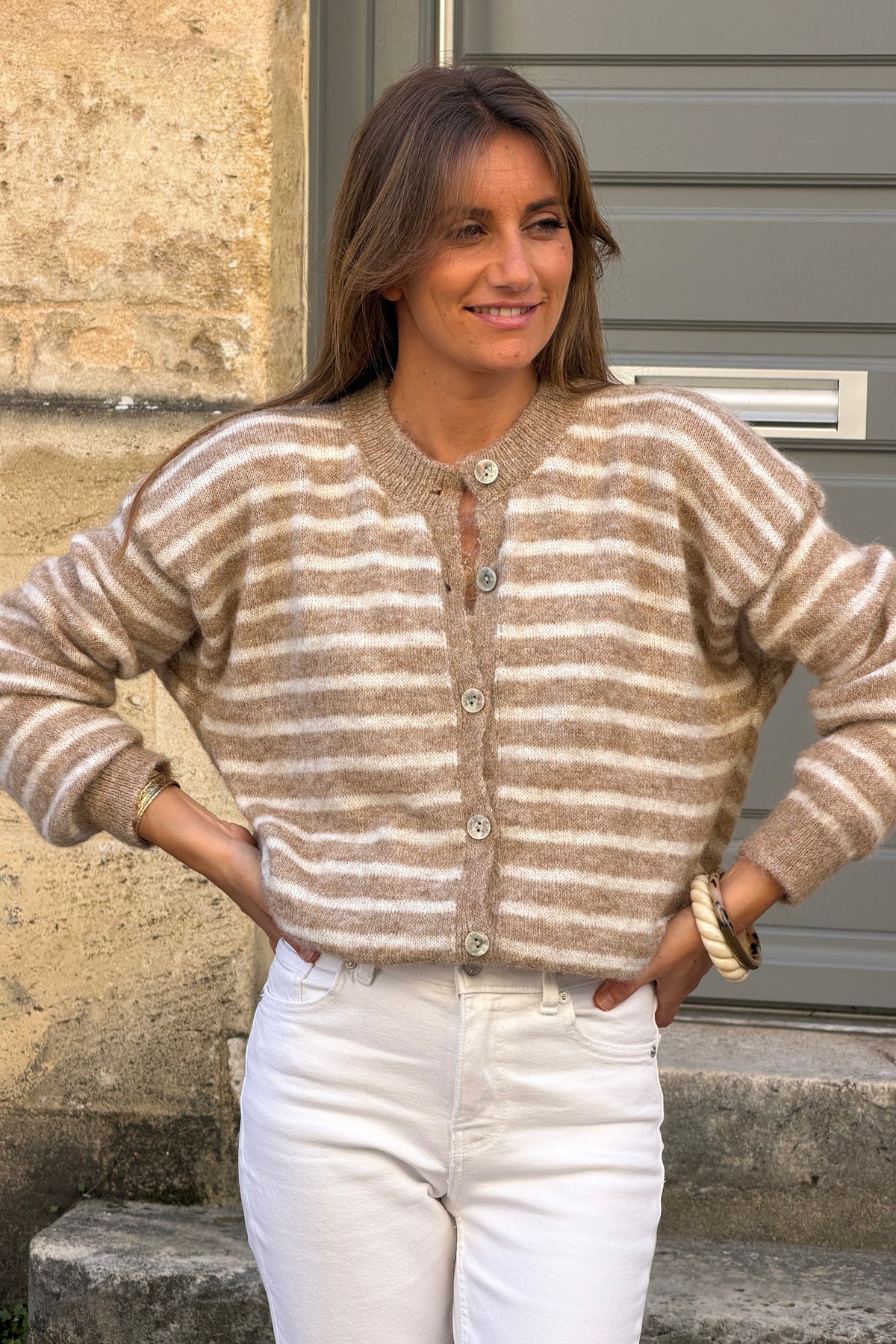 Gilet en maille camel clair rayures style marinière petits boutons nacres col rond