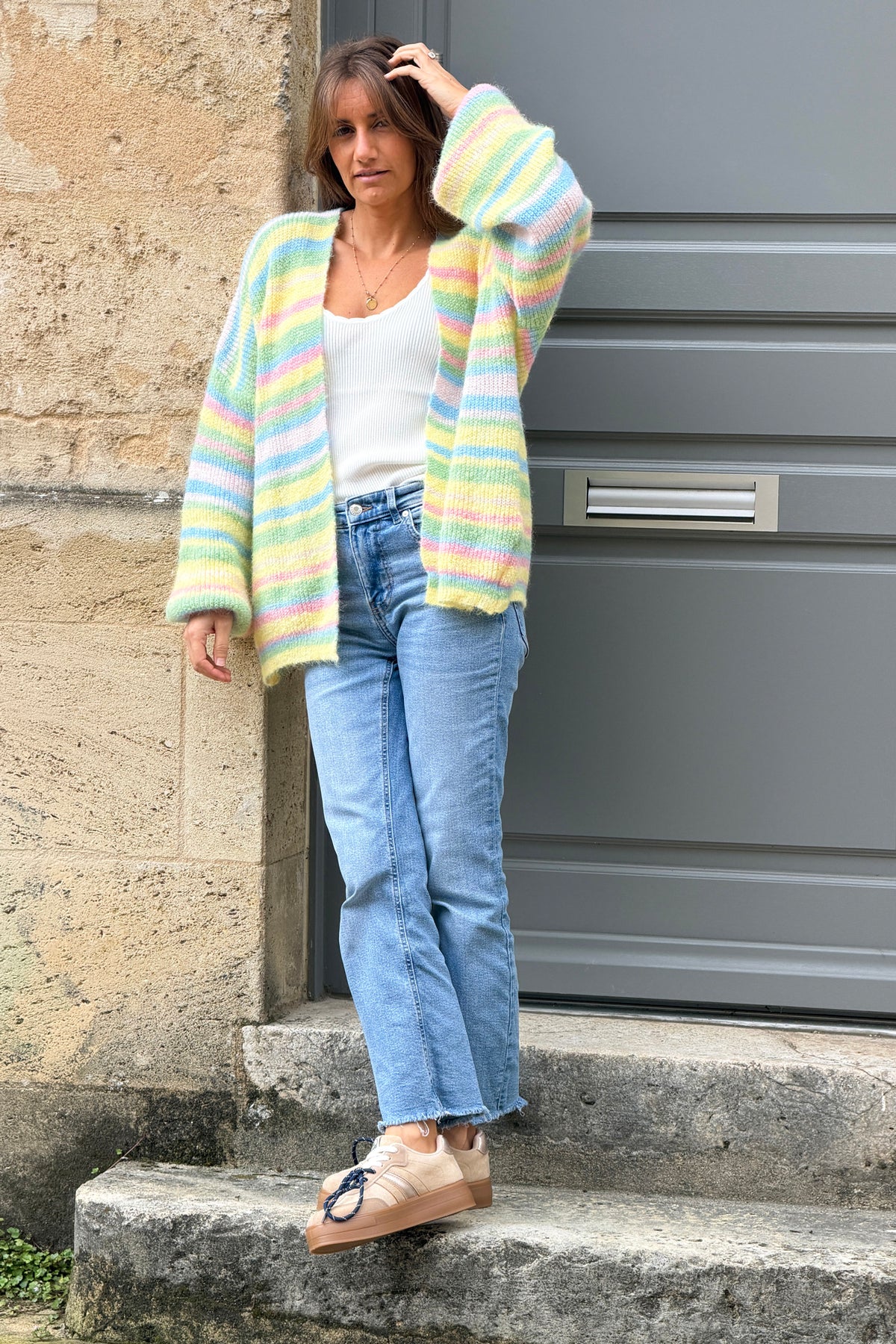 Gilet en maille colorée jaune et rayures pastel manches bouffantes