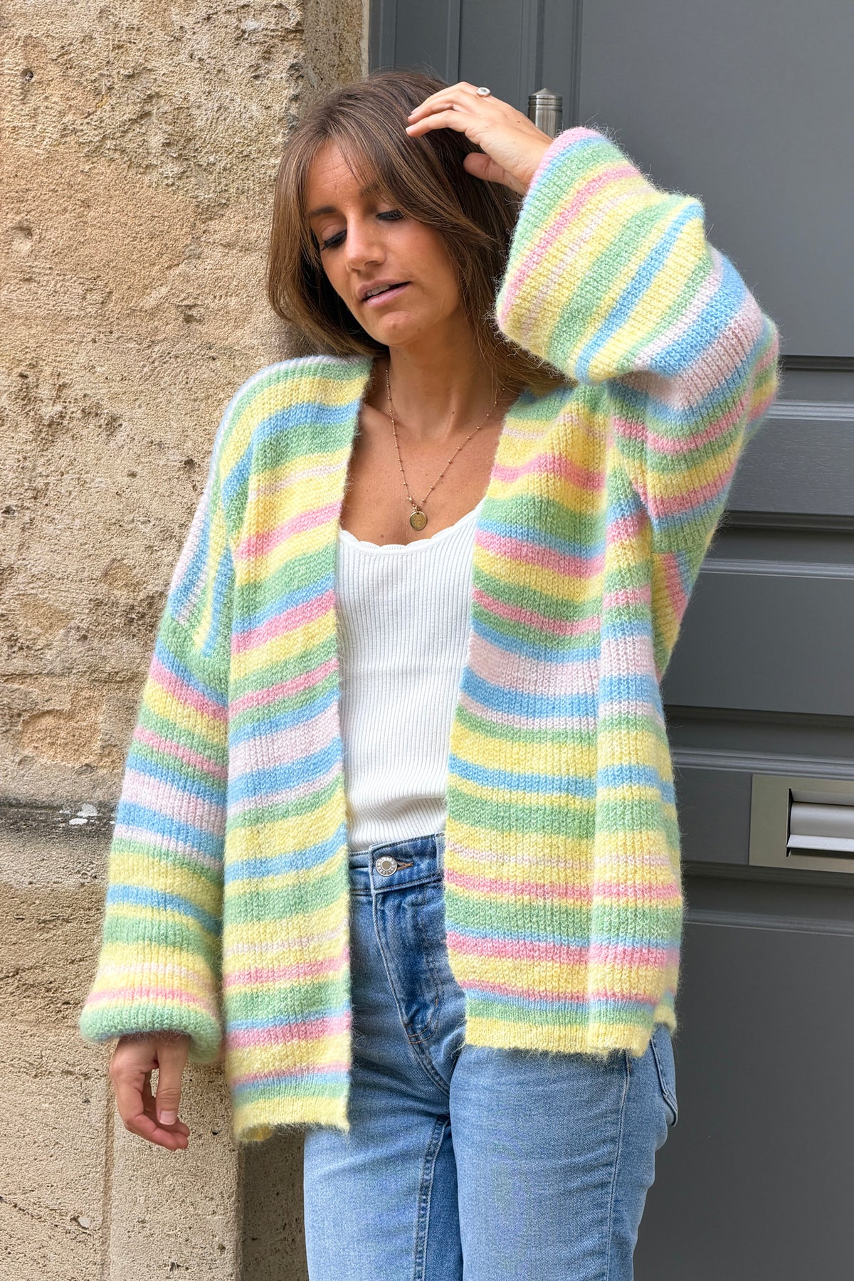 Gilet en maille colorée jaune et rayures pastel manches bouffantes