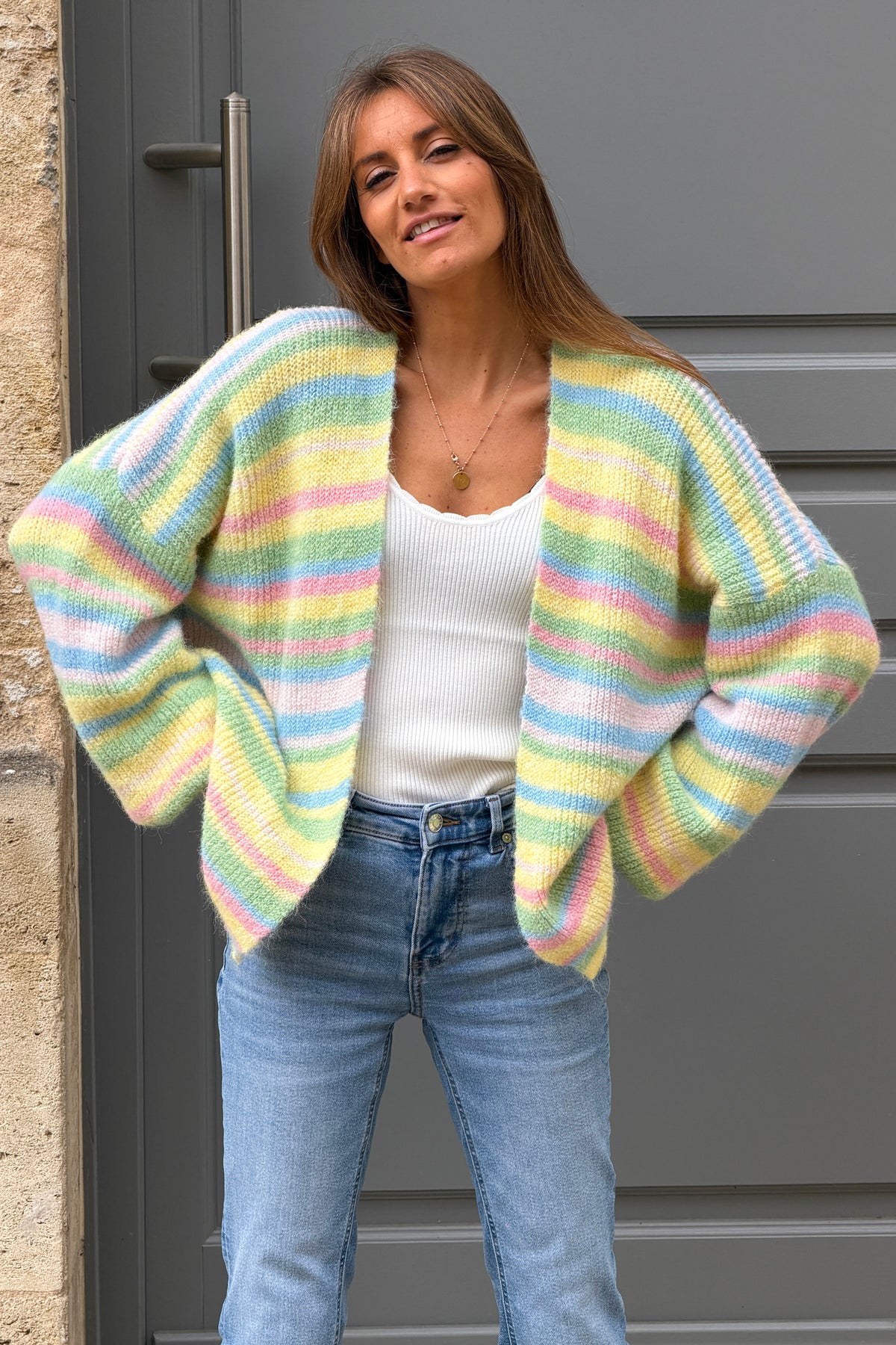Gilet en maille colorée jaune et rayures pastel manches bouffantes
