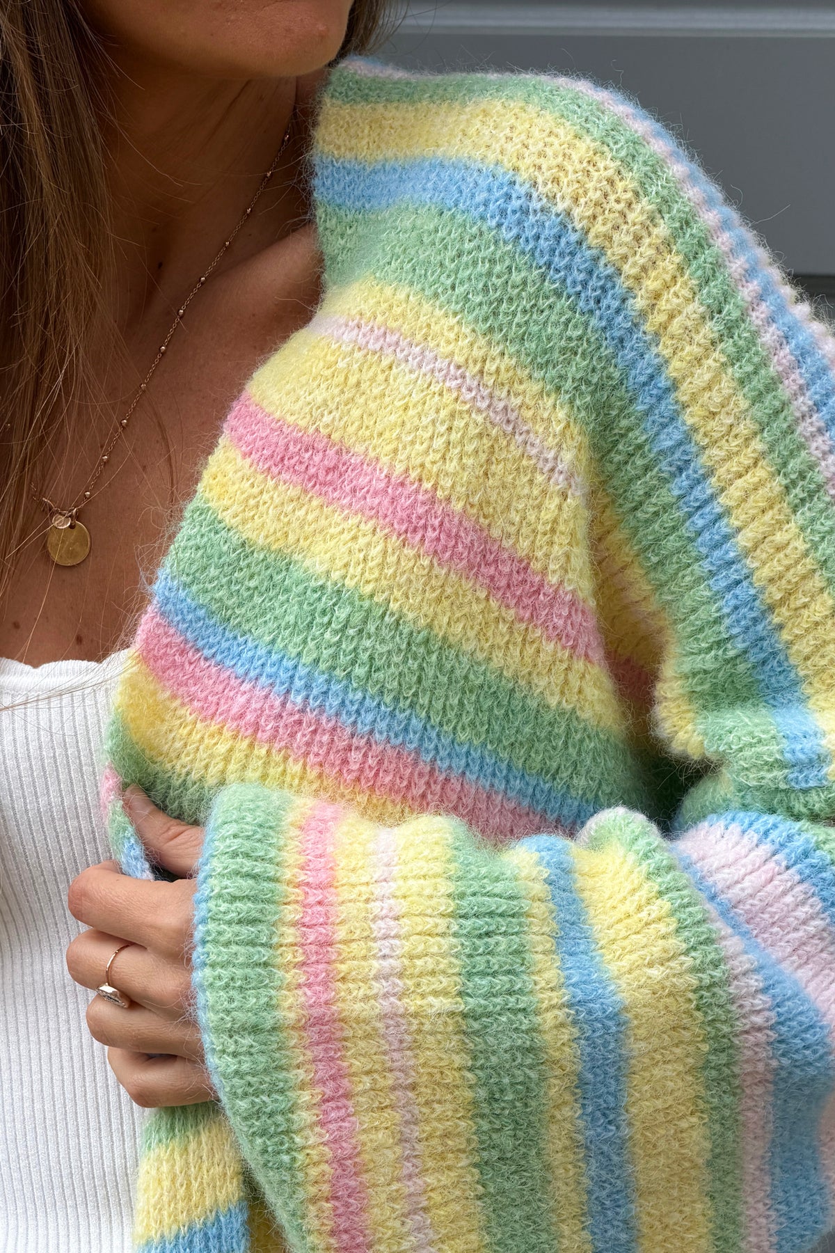 Gilet en maille colorée jaune et rayures pastel manches bouffantes