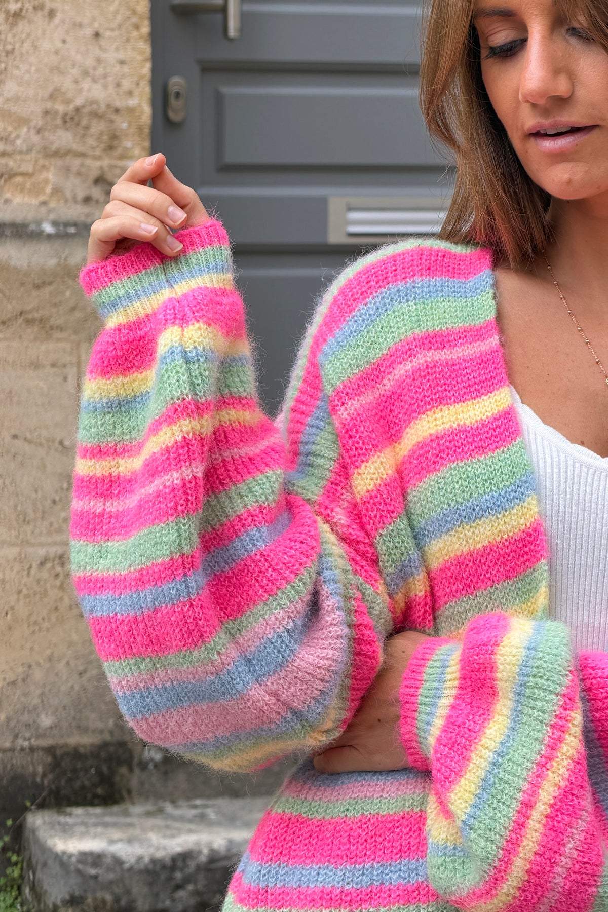 Gilet en maille colorée rayures roses fluo et pastel manches bouffantes