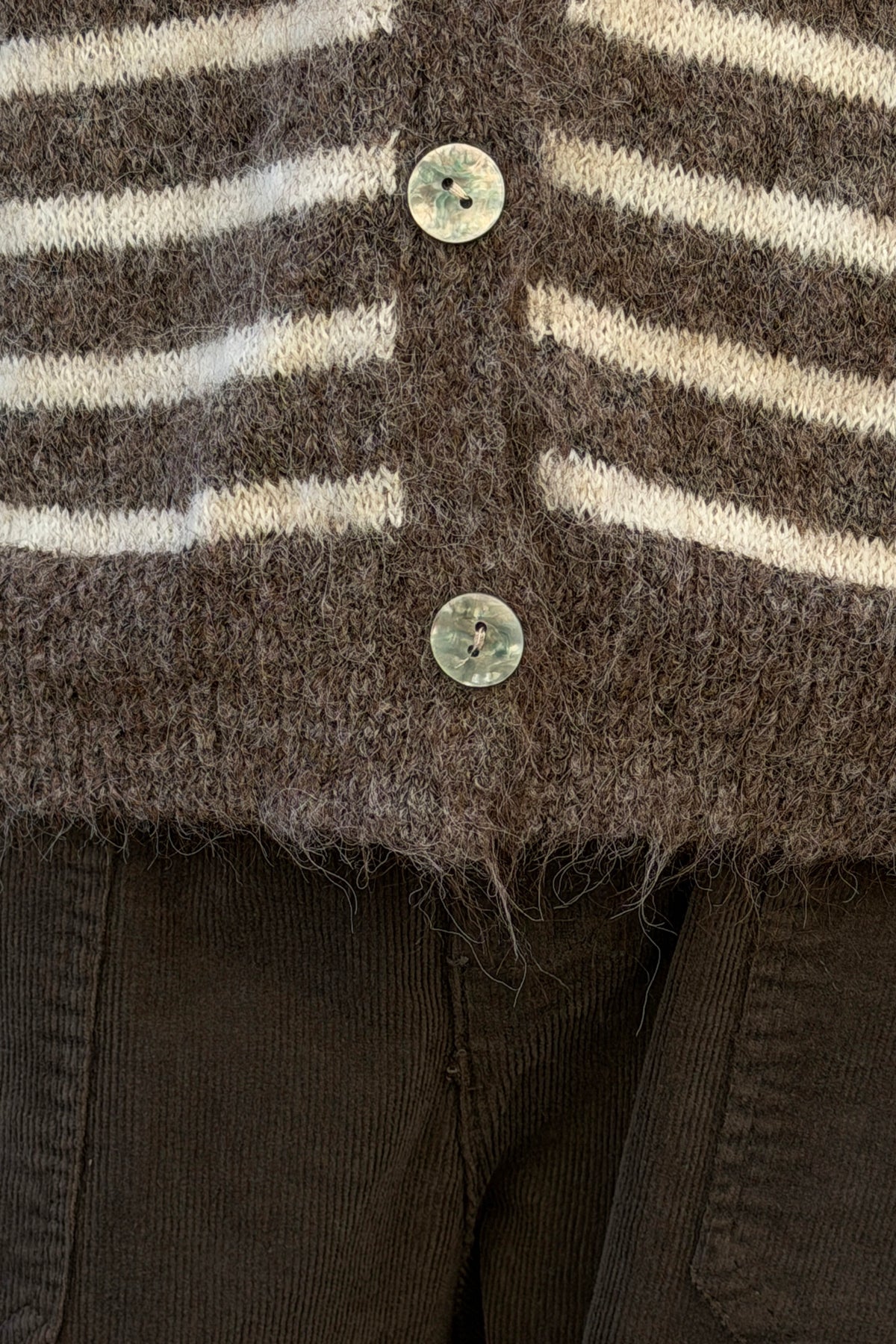 Gilet en maille marron clair chiné rayures style marinière petits boutons nacres col rond