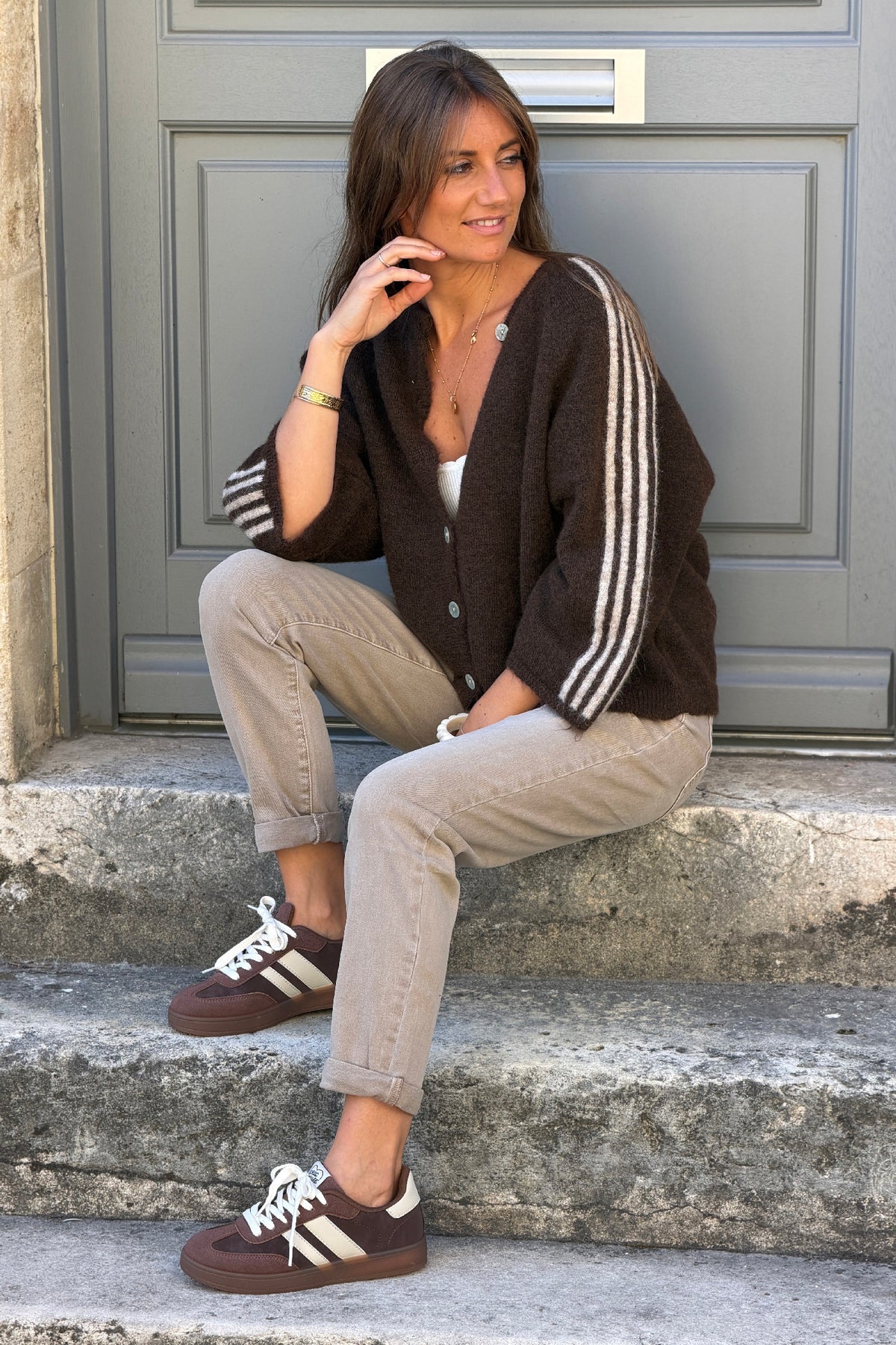Gilet en maille marron détails rayures et étoile taupe manches 3/4