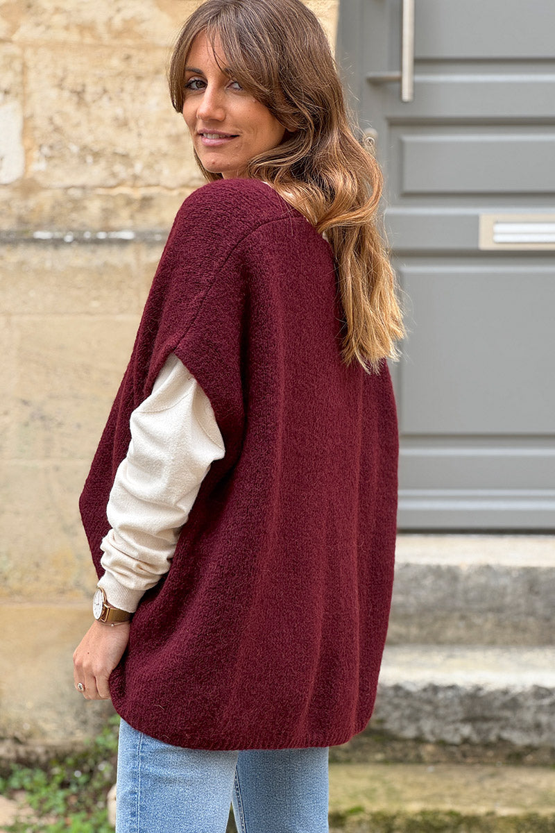 Gilet large et loose aubergine sans manches en maille kid mohair avec boutons nacrés
