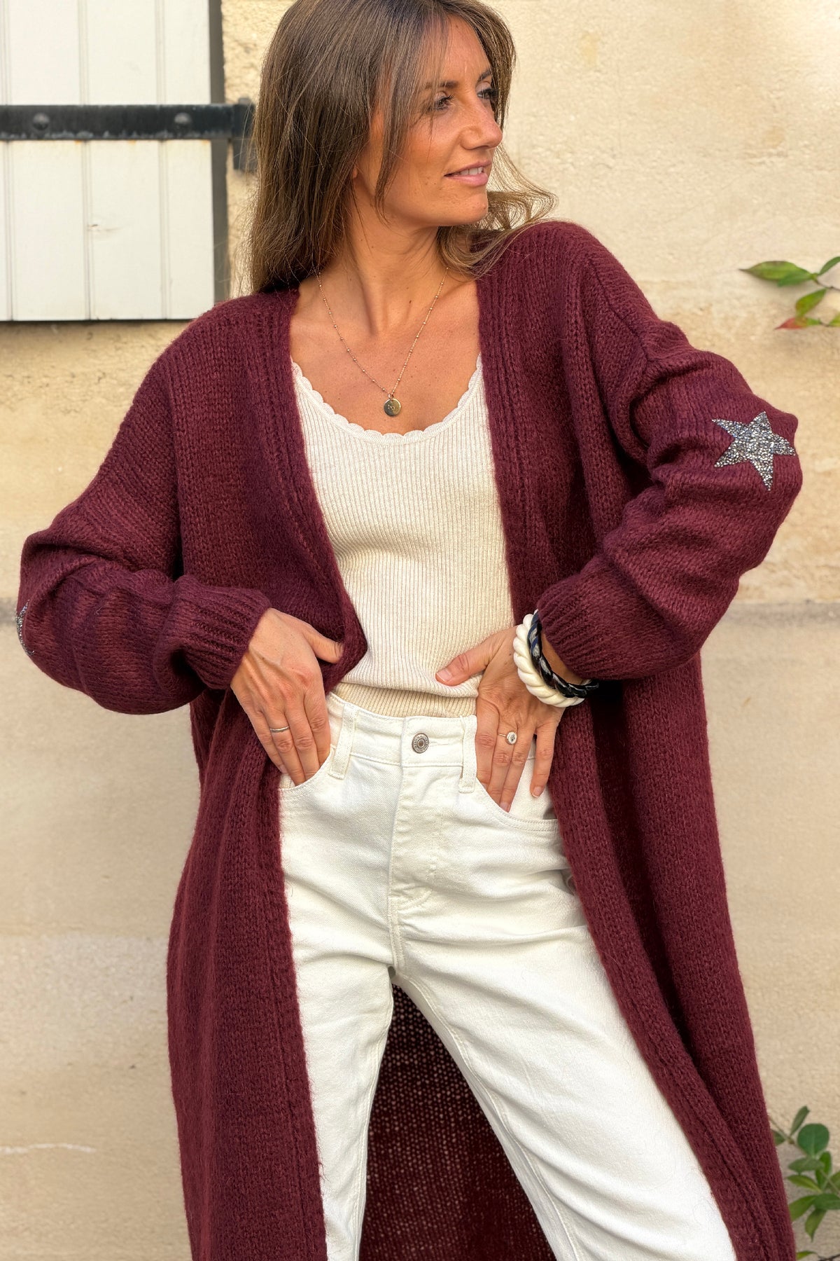 Gilet long droit aubergine en grosses mailles étoiles strass sur les manches