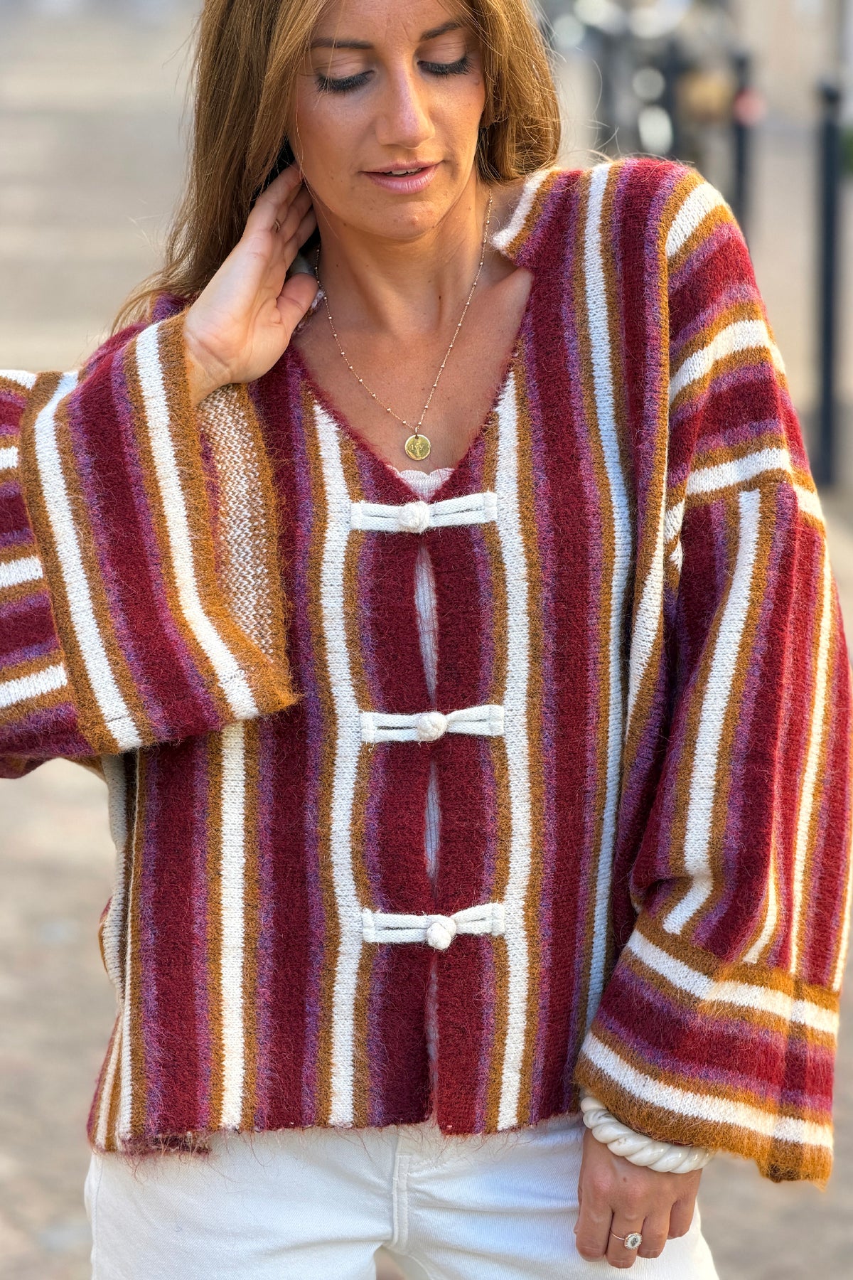 Gilet moelleux rayures bordeaux et camel fermeture nœuds style veste mexicaine