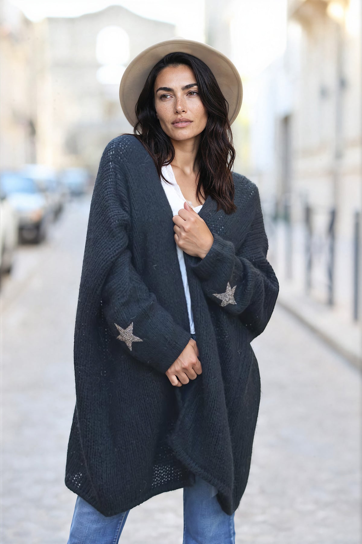 Gilet noir mi-long grosses mailles étoile strass manches