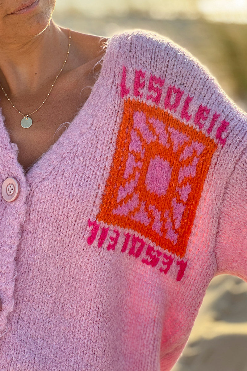 Gilet rose pâle en grosse maille avec gros boutons "Le Soleil" et manches bouffantes