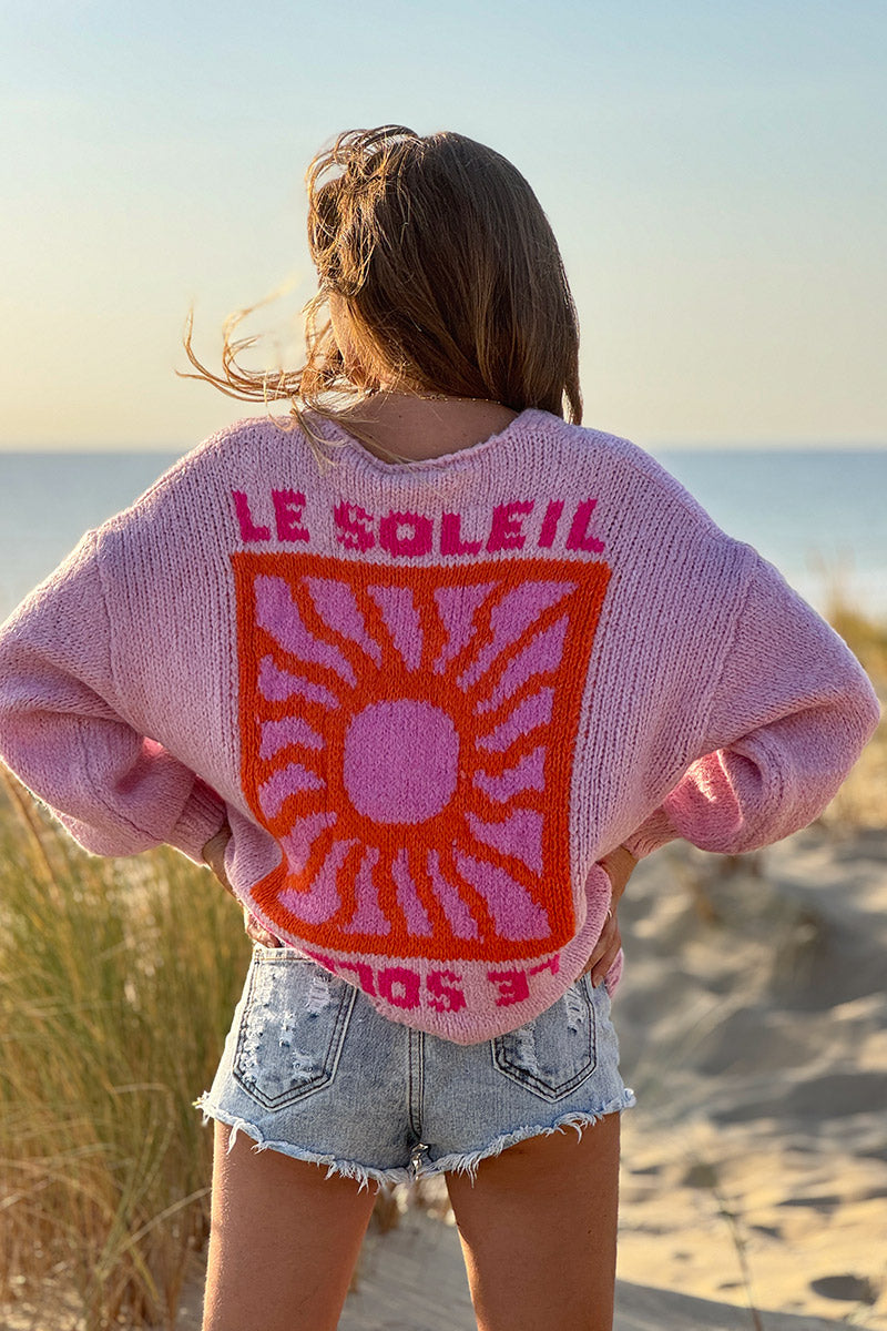 Gilet rose pâle en grosse maille avec gros boutons "Le Soleil" et manches bouffantes