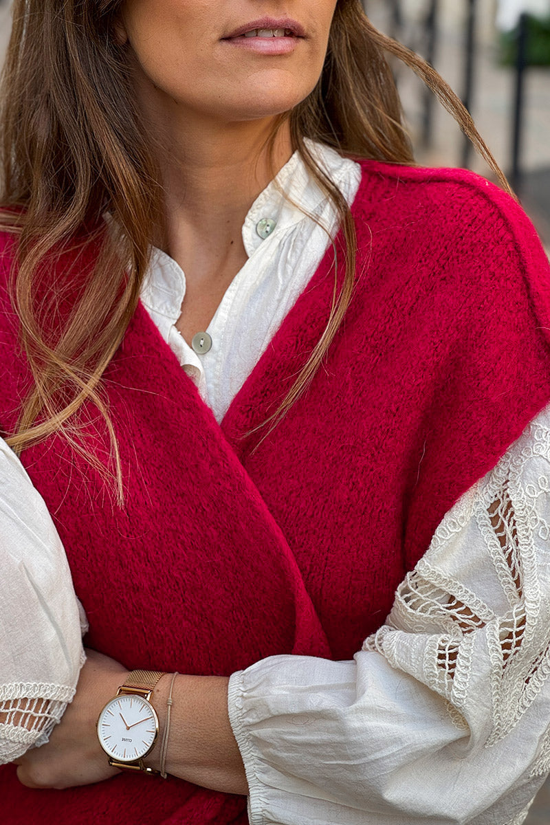 Chaleco rojo sin mangas en mohair infantil con costuras visibles