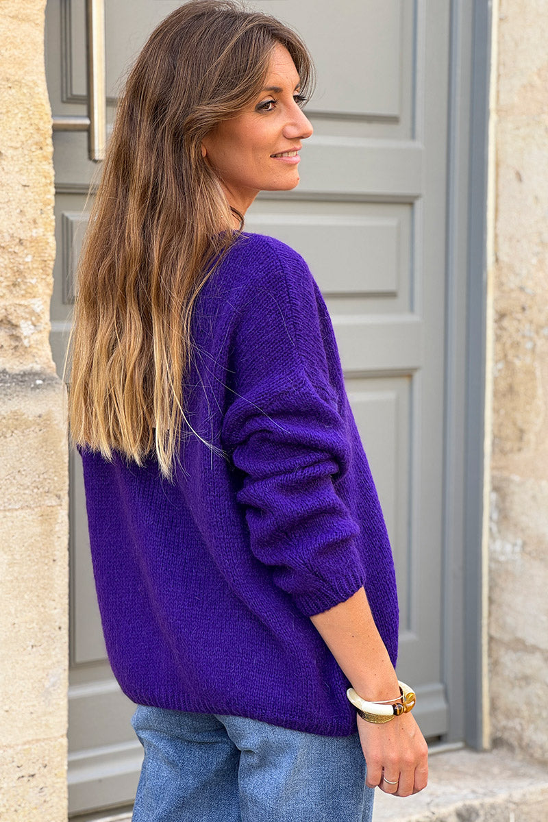 Cárdigan liso de punto morado con pequeños botones de nácar
