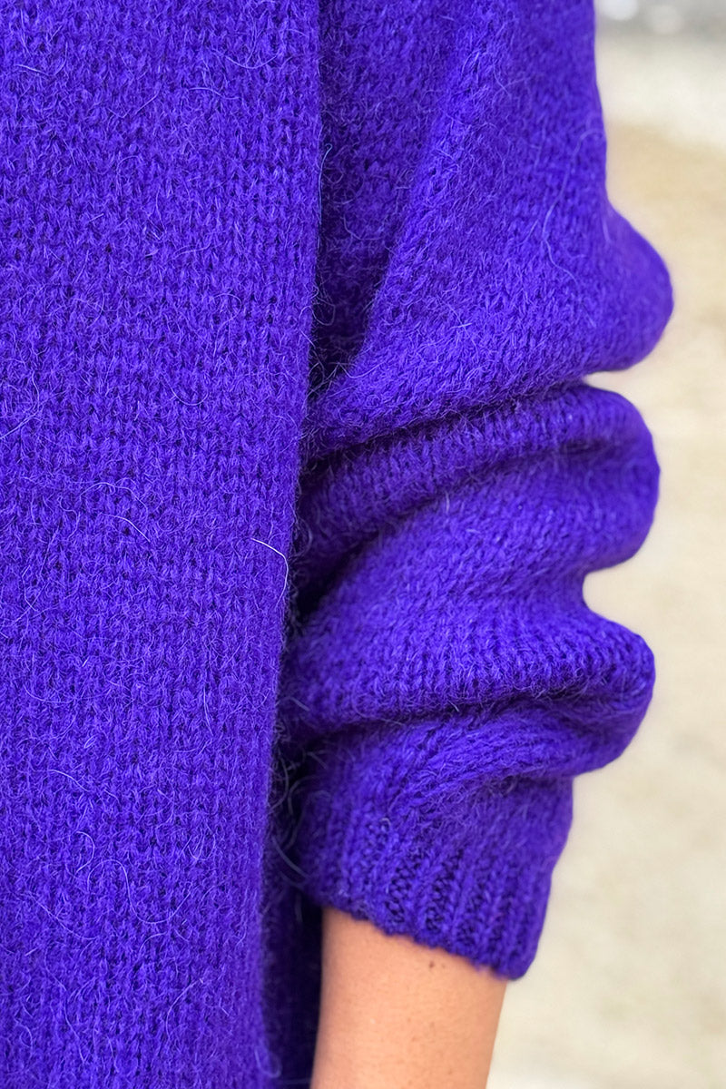 Cárdigan liso de punto morado con pequeños botones de nácar