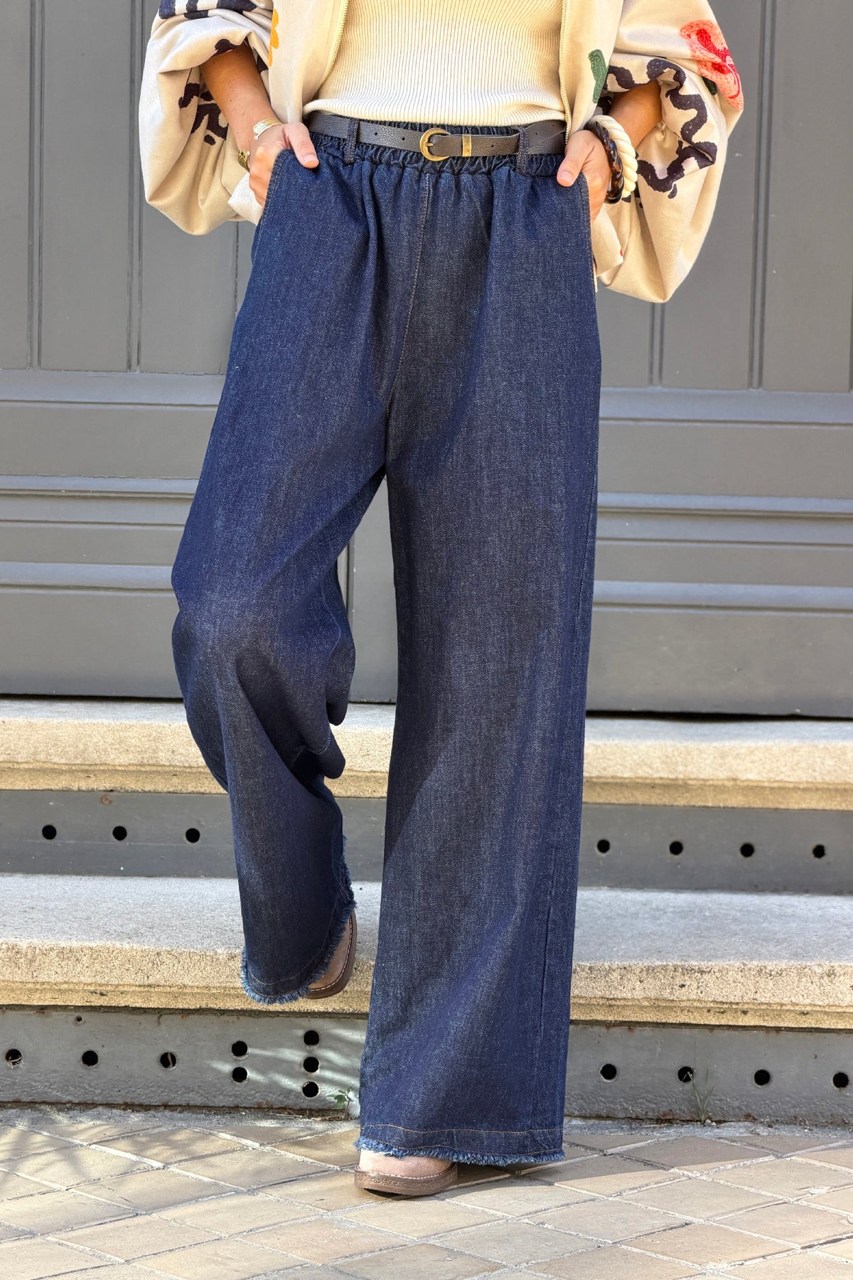 Jean brut wide leg détail franges taille élastique avec ceinture simili