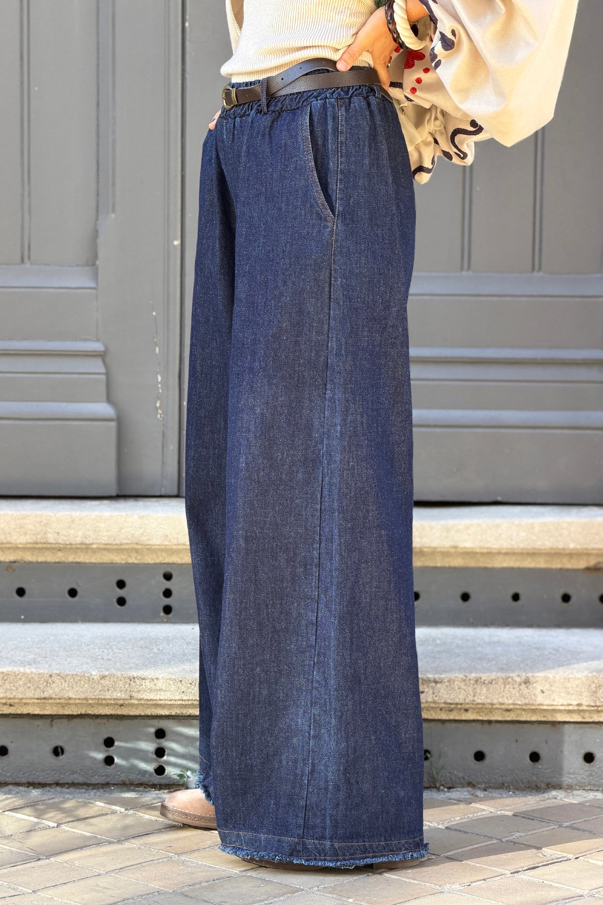 Jean brut wide leg détail franges taille élastique avec ceinture simili
