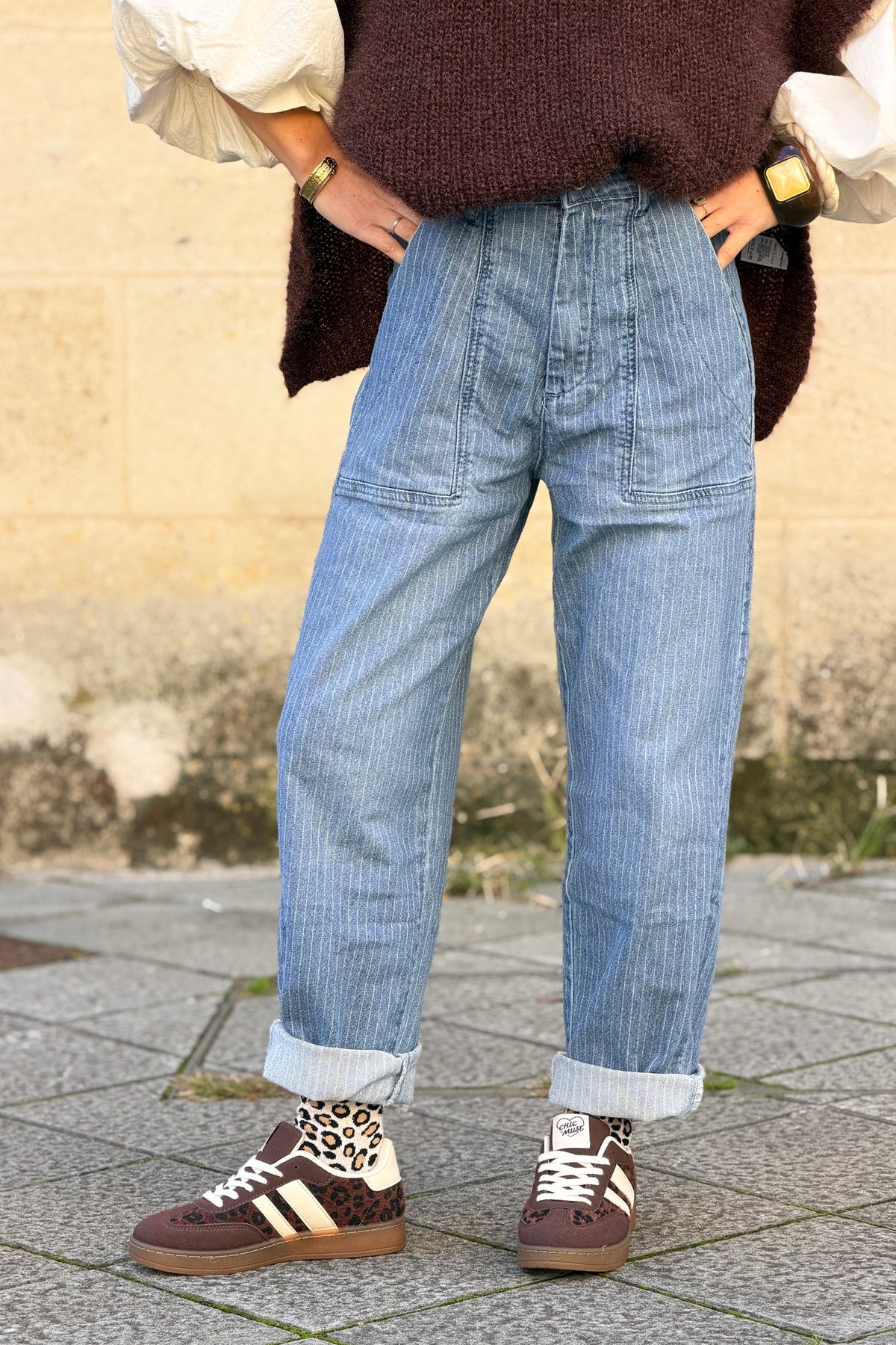 Jean délavé détail rayures fines multicolores poches plaquées