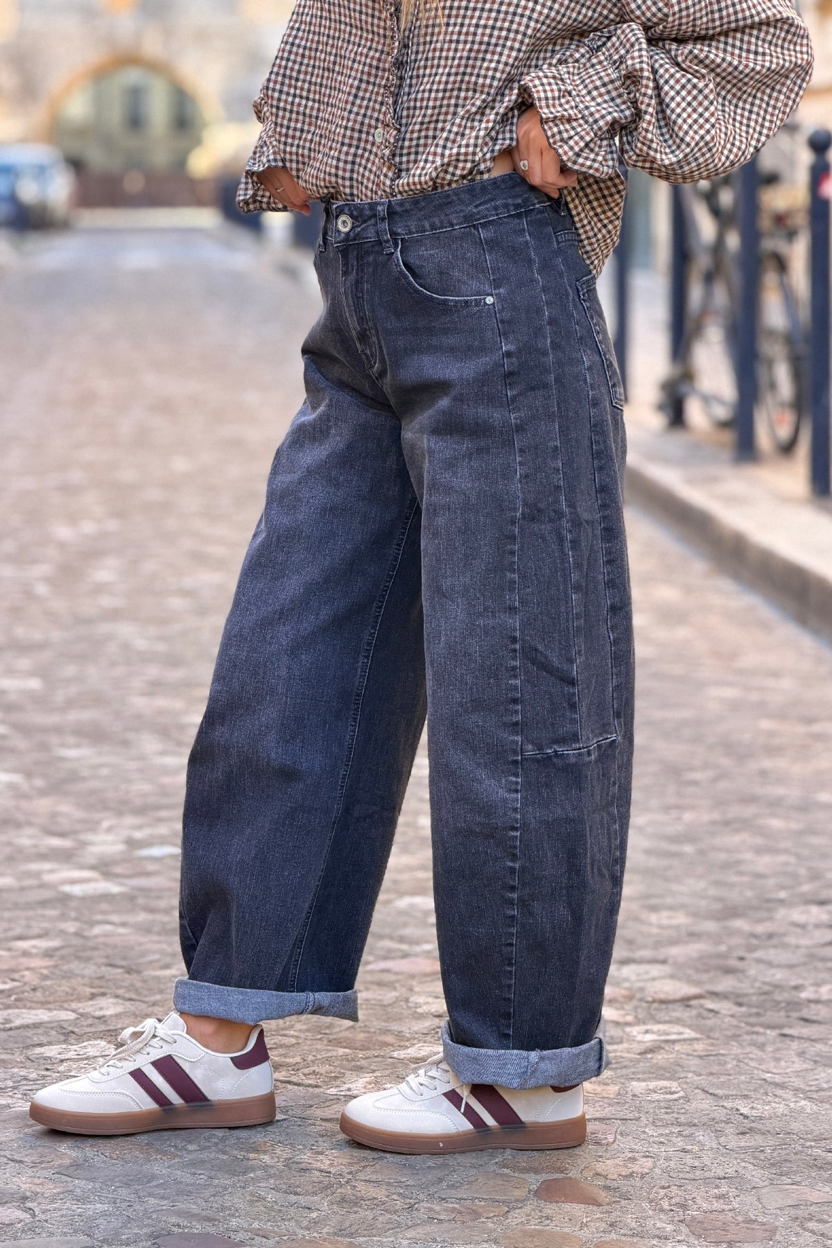 Jean stretch noir délavé coupe barrel détail coutures