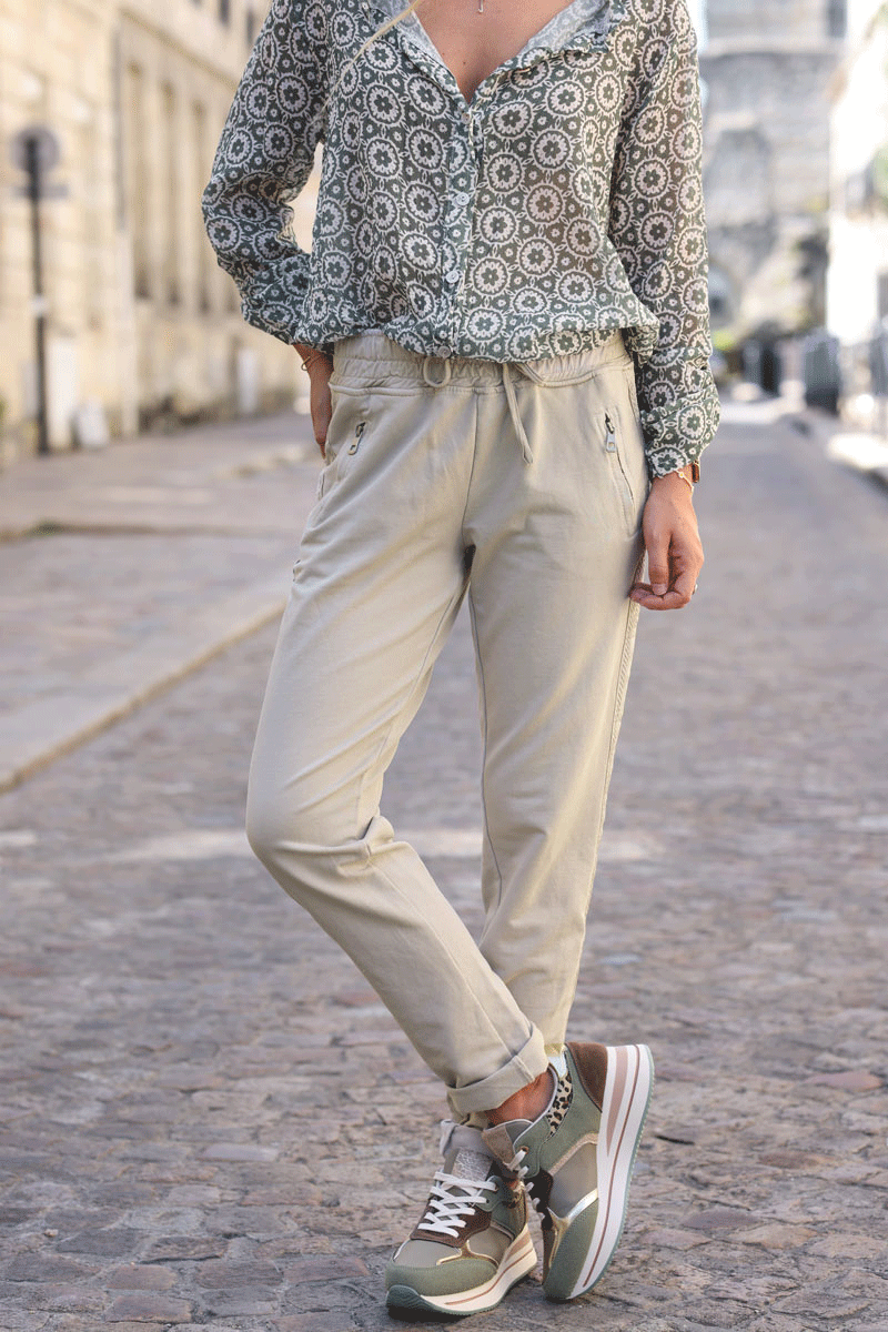 Jogging beige en coton ceinture élastique et poches zips liseré broderie chevrons