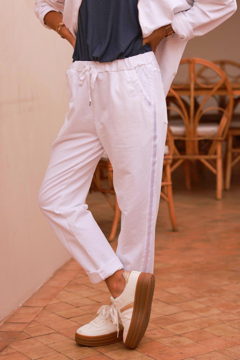 Pantalón de jogging blanco cómodo con cinturilla elástica y ribete de cinta de raso.