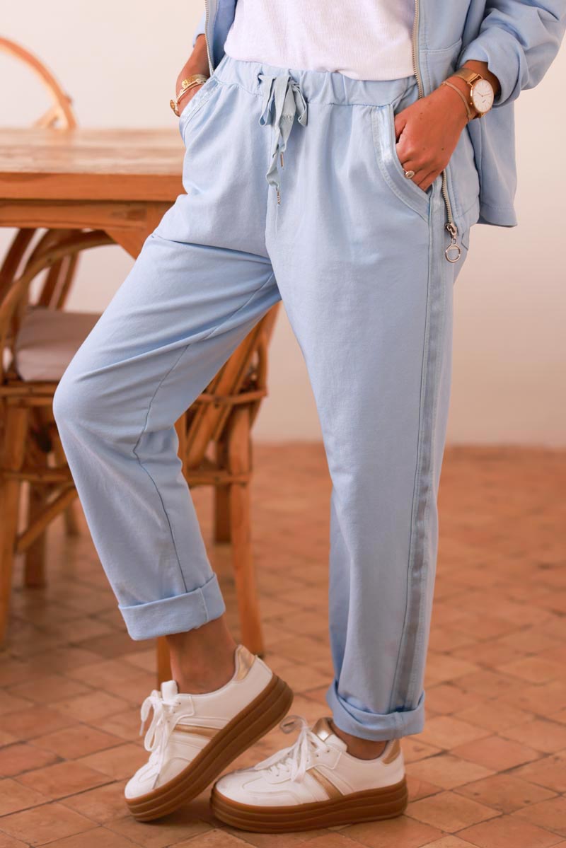 Pantalón de jogging cómodo azul cielo con cinturilla elástica y ribete de cinta de raso.