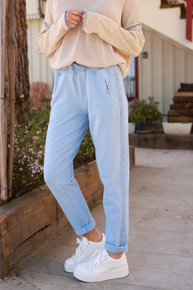 Pantalón de jogging de algodón azul cielo con cinturilla elástica y bolsillos con cremallera con ribete de bordado de espiga