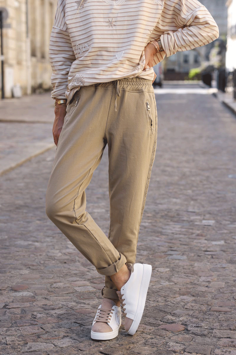 Pantalón jogging de algodón camel con cinturilla elástica y bolsillos con cremallera, ribetes con bordado de espiga