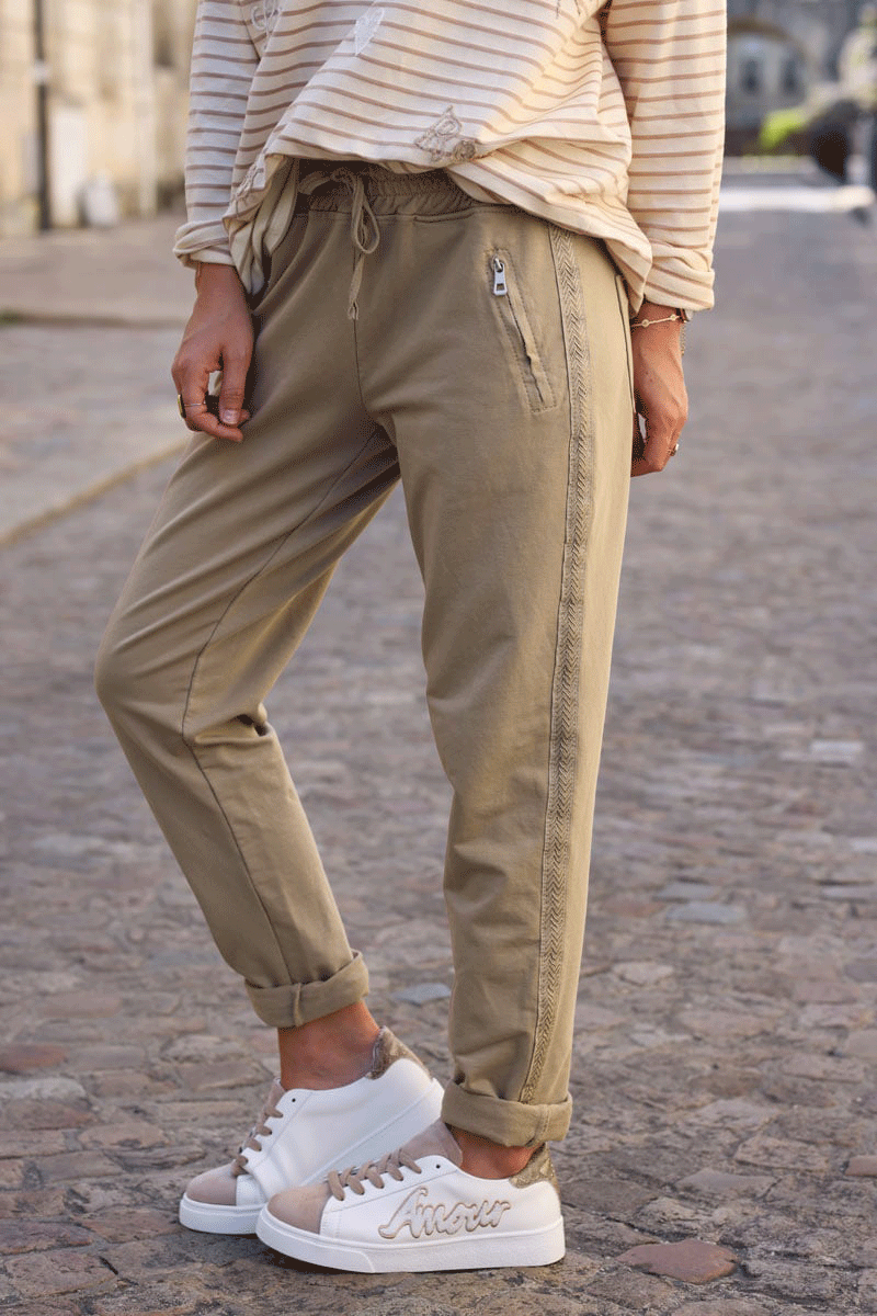 Pantalón jogging de algodón camel con cinturilla elástica y bolsillos con cremallera, ribetes con bordado de espiga