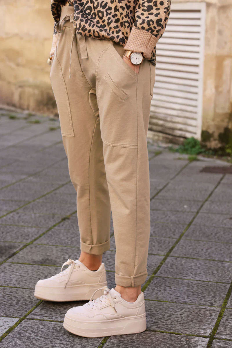 Pantalón jogging urbano camel claro con bolsillos