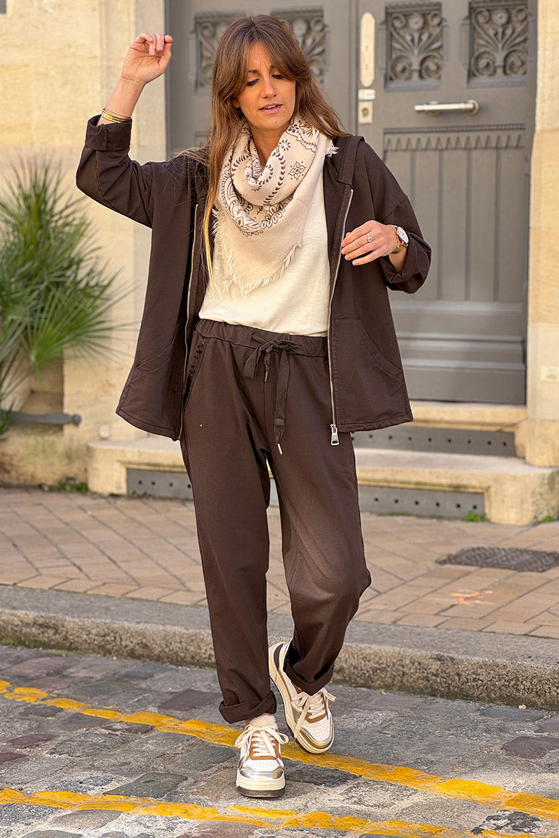 Pantalón de chándal marrón cómodo con cintura elástica y ribete de cinta de raso