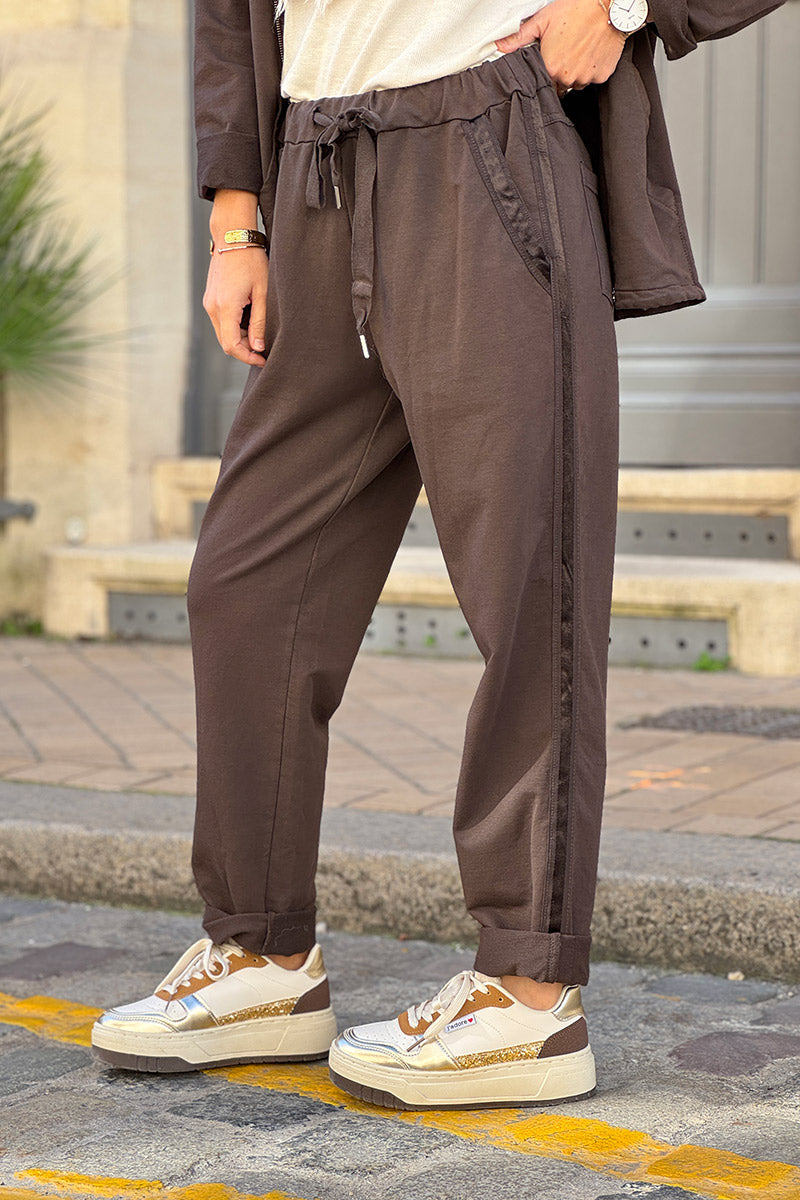 Pantalón de chándal marrón cómodo con cintura elástica y ribete de cinta de raso