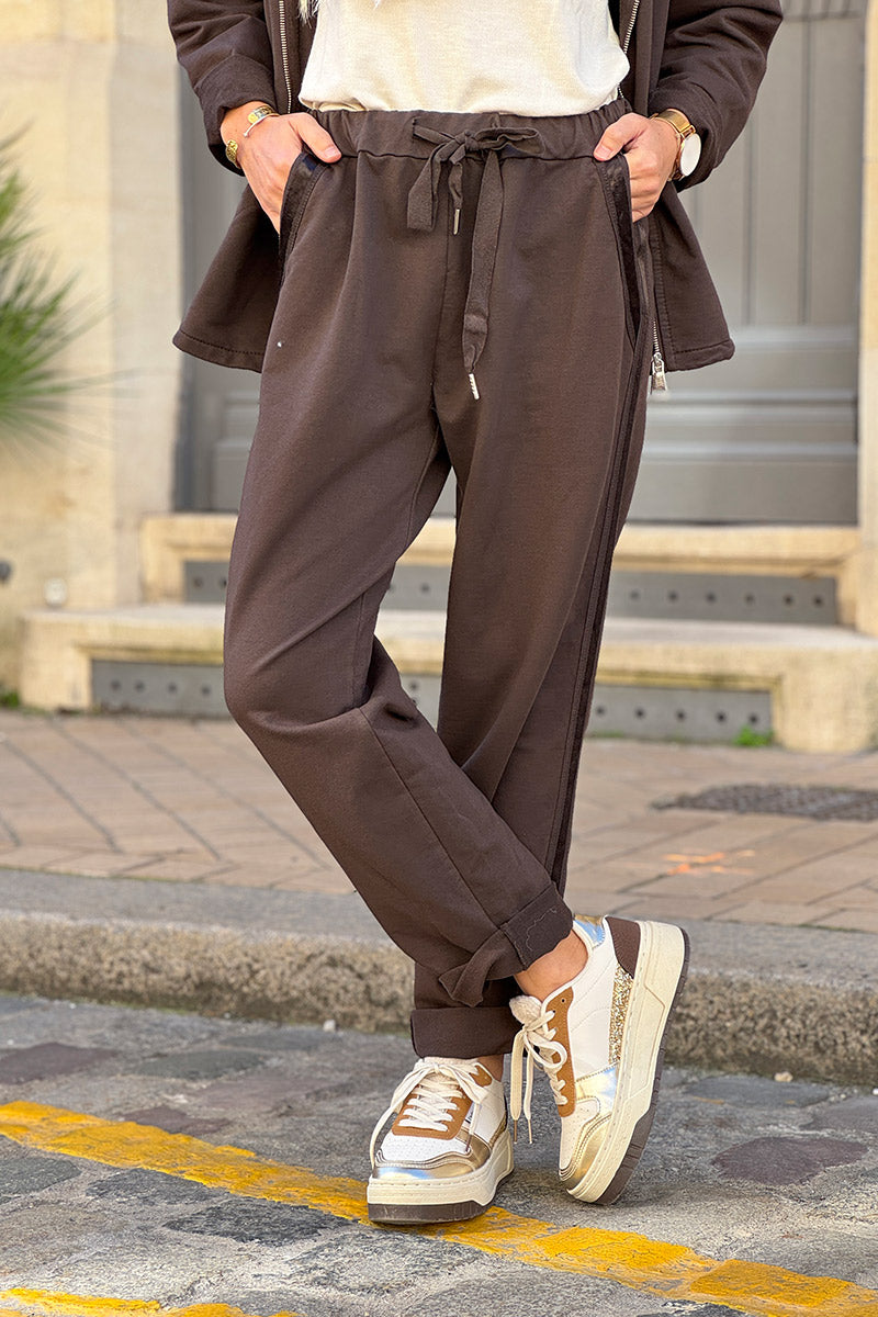 Pantalón de chándal marrón cómodo con cintura elástica y ribete de cinta de raso